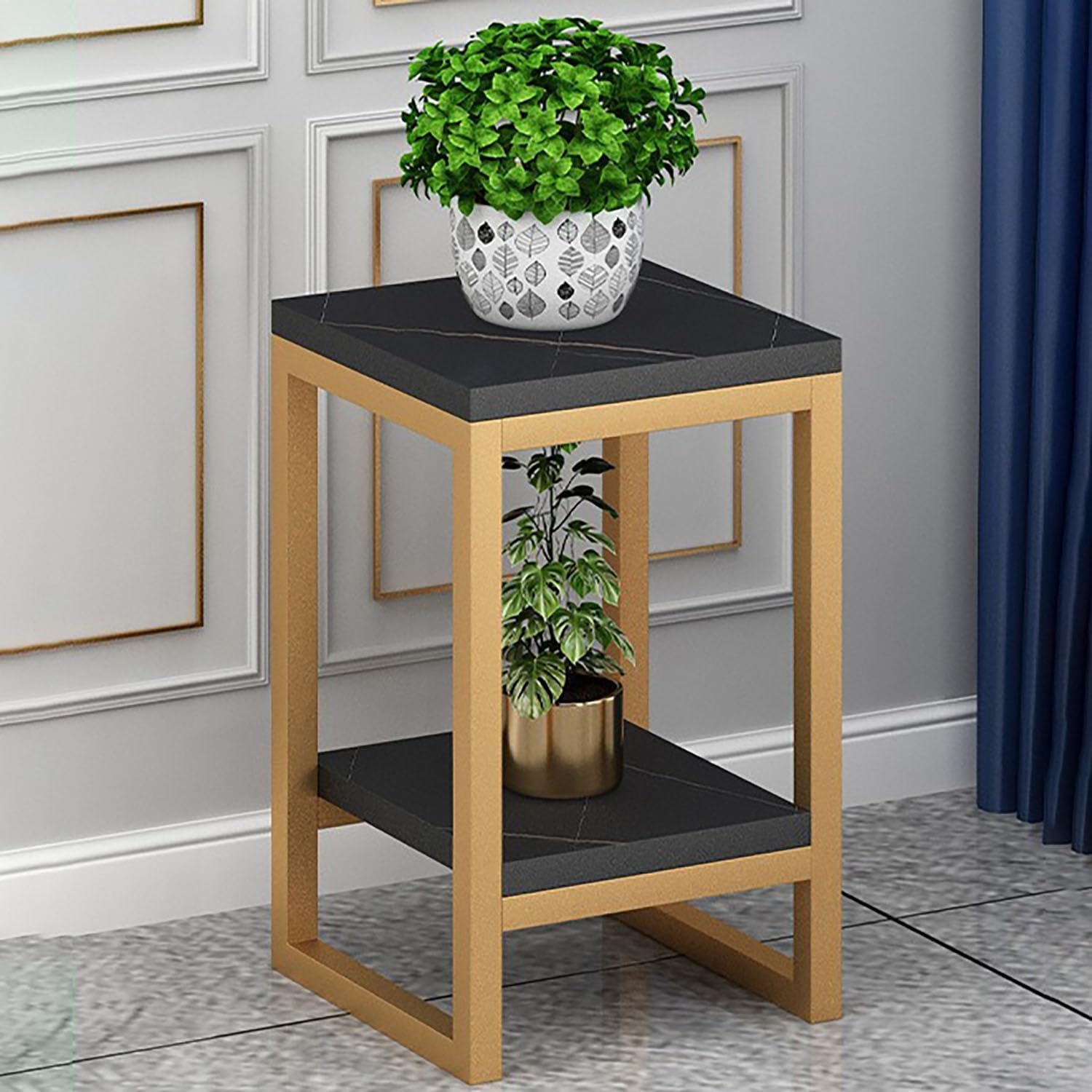 Pot de fleur suspendu sur étagère d'angle en métal pour optimiser les petits salons