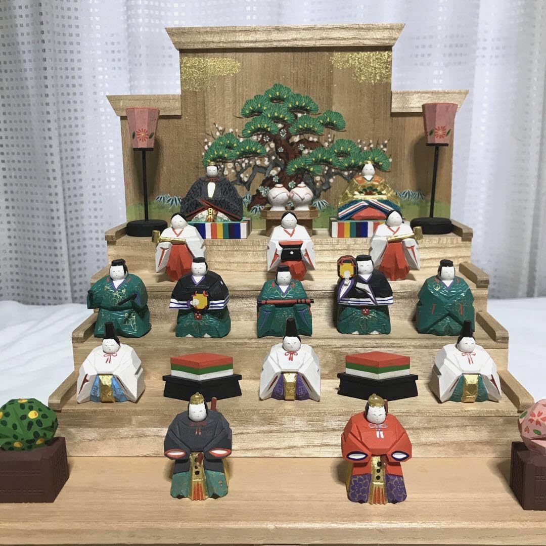 【美品・レア物】奈良一刀彫　ひな壇　雛人形15人揃　神泉作 Amazon | ビンテージ 奈良一刀彫 ひな壇 雛人形15人揃 神泉作 | 平飾り