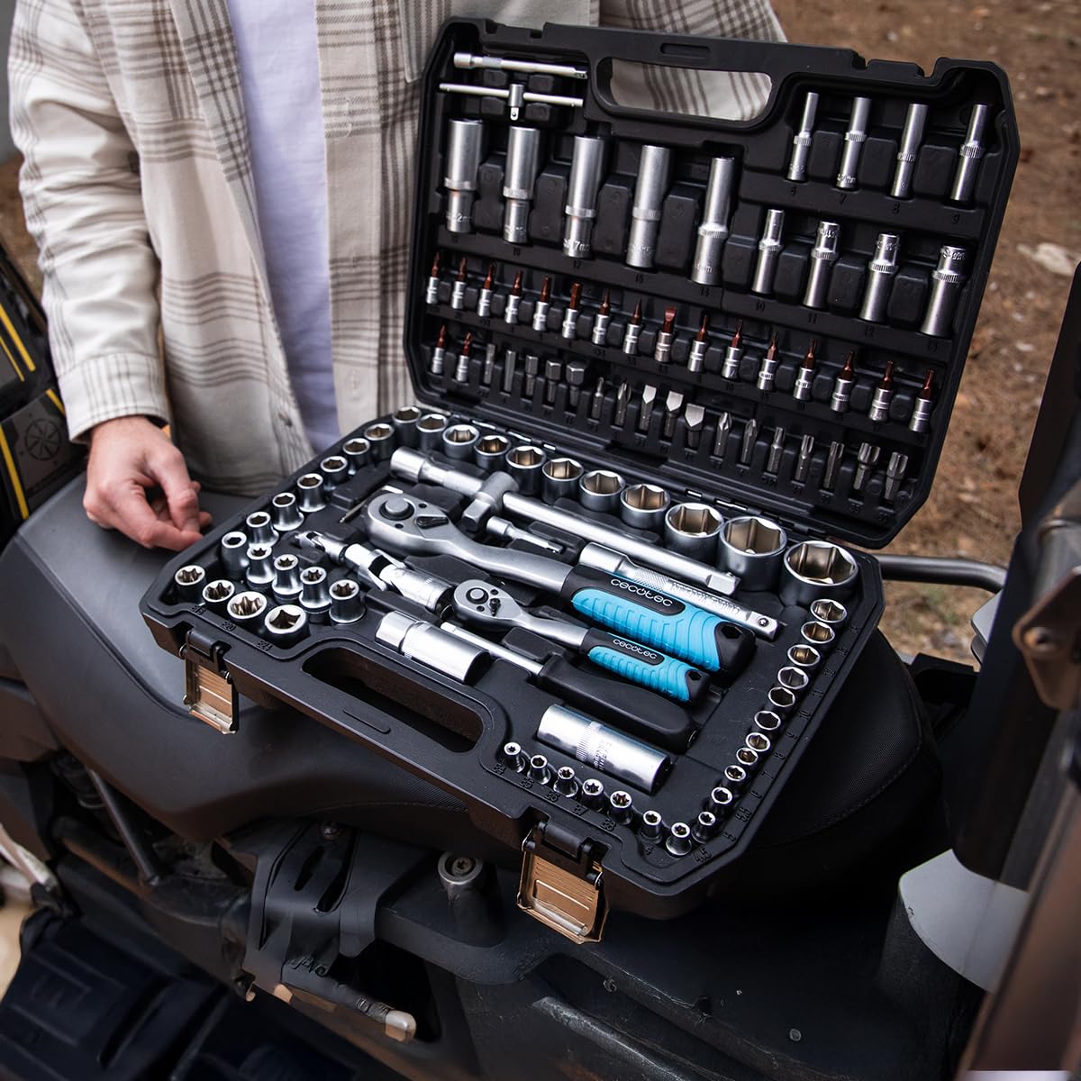 Cecotec Valigetta Porta Attrezzi 108 Pezzi ToolBox KRK 4200. 2 Cricchetti 72 Denti, Bussole CR-V, Punte Acciaio S2, Bussole per Cerchi, 2 Fibbie Metalliche, Ottieni Sempre Risultati Molto Eccellenti