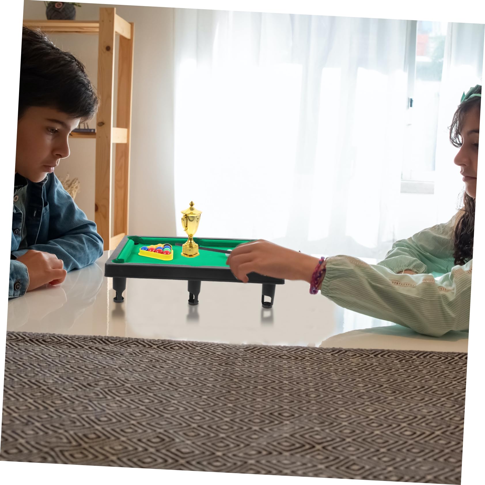 Yardwe Table de Billard de Table Miniature en Plastique Vert pour Garçon et Filles avec Trophée Jouet, Améliore la Coordination Œil-Main Réactivité la Maison Couleur Aléatoire