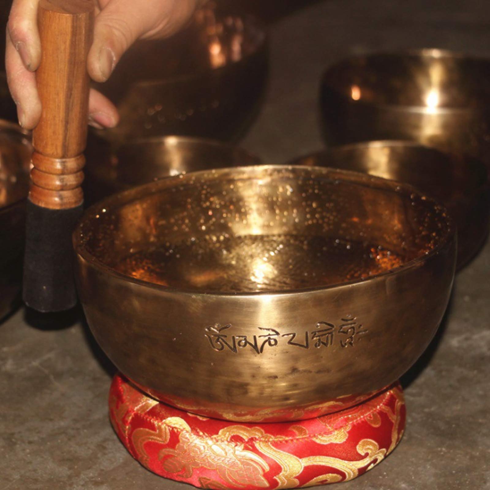 Set Tibetano di Campane tibetane Om Sound Ciotola per Yoga con Meditazione della Luna Piena, Metalli Multipli, Fatta a Mano in Nepal con Bacchetta, Cuscino con Campana tibetana e percussore,18cm