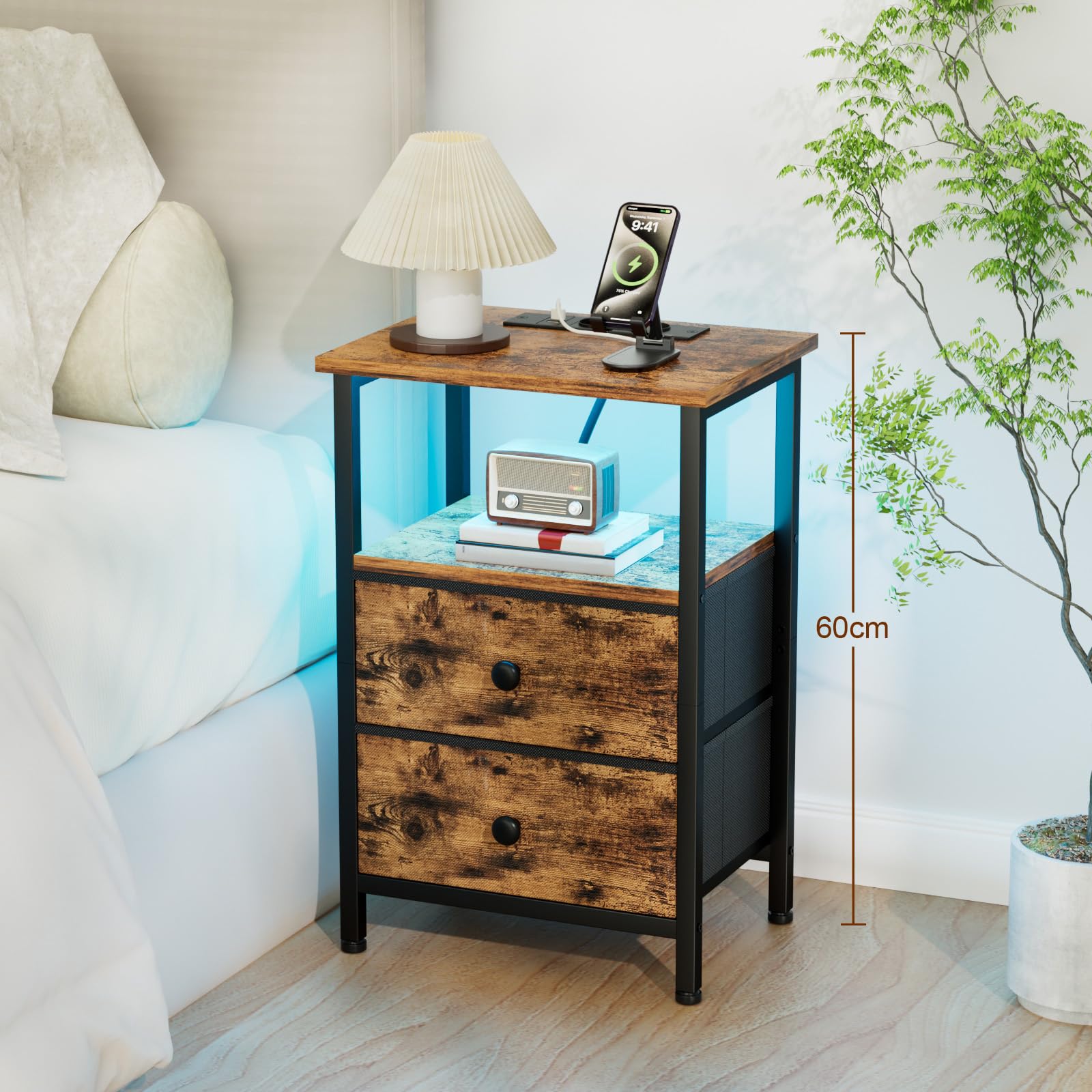 AMHANCIBLE Mesita de Noche, Mesitas de Noche con Estación de Carga y LED, con 2 Cajones de Tela, 2 Tomas AC, 2 Puertos USB, Dormitorio, Salón, Marrón EHETS02BR