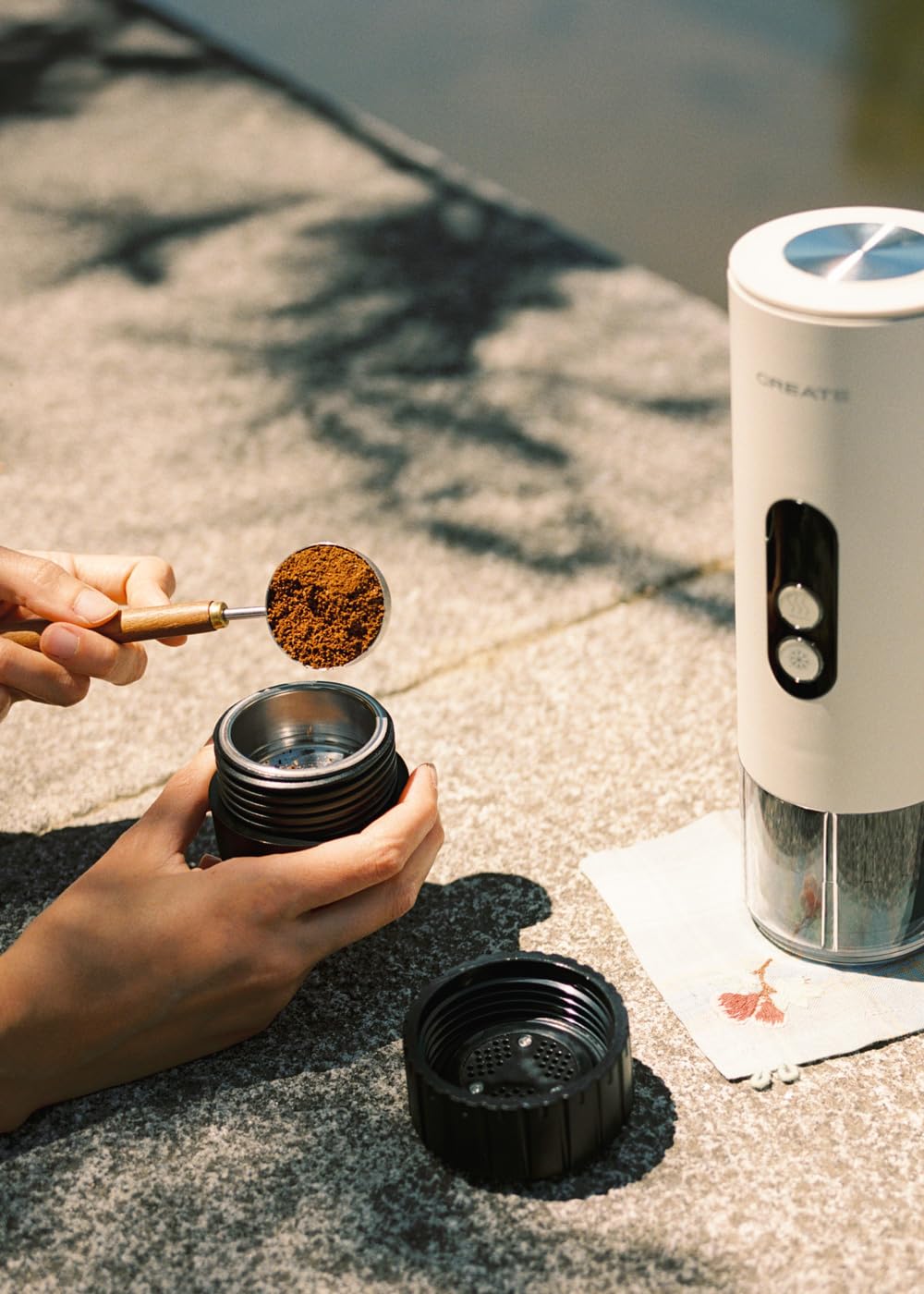 CREATE / THERA MOVE/Machine à expresso portable pour capsules et café moulu blanc cassé/Préparation à chaud et à froid, 15 bars, capacité de 80 ml, 150 W