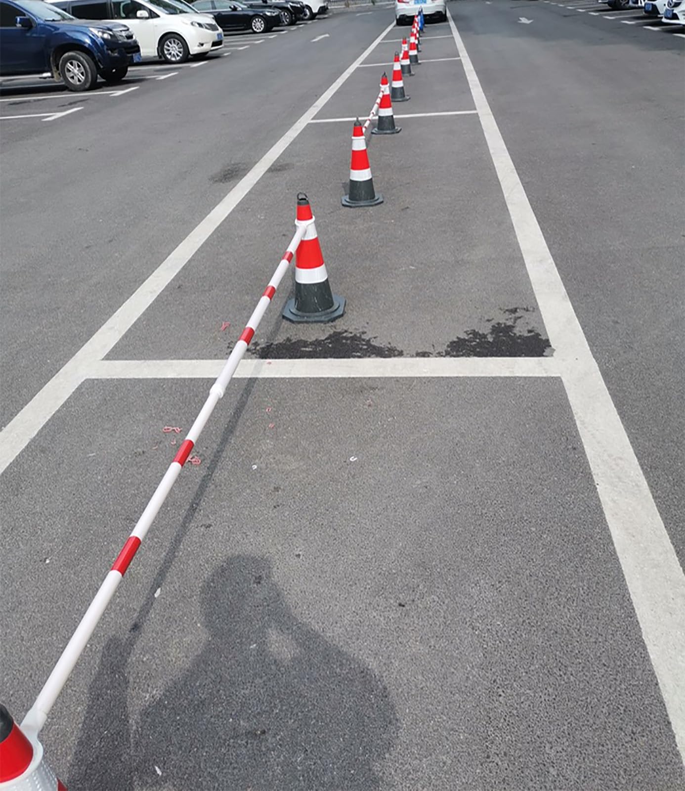 Barra de conos de tráfico Poste de cono retráctil de seguridad vial de 3,9 a 7,2 pies (paquete de 4), conectores de cono de plástico flexible, divisor de seguridad temporal(Red)