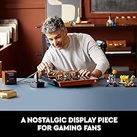 Vista 6 de LEGO Icons Atari 2600 Set de Construcción 10306 - Consola de Videojuego Retro y Réplicas de Cartuchos de Juego, con Minifigura y Joystick, Regalo