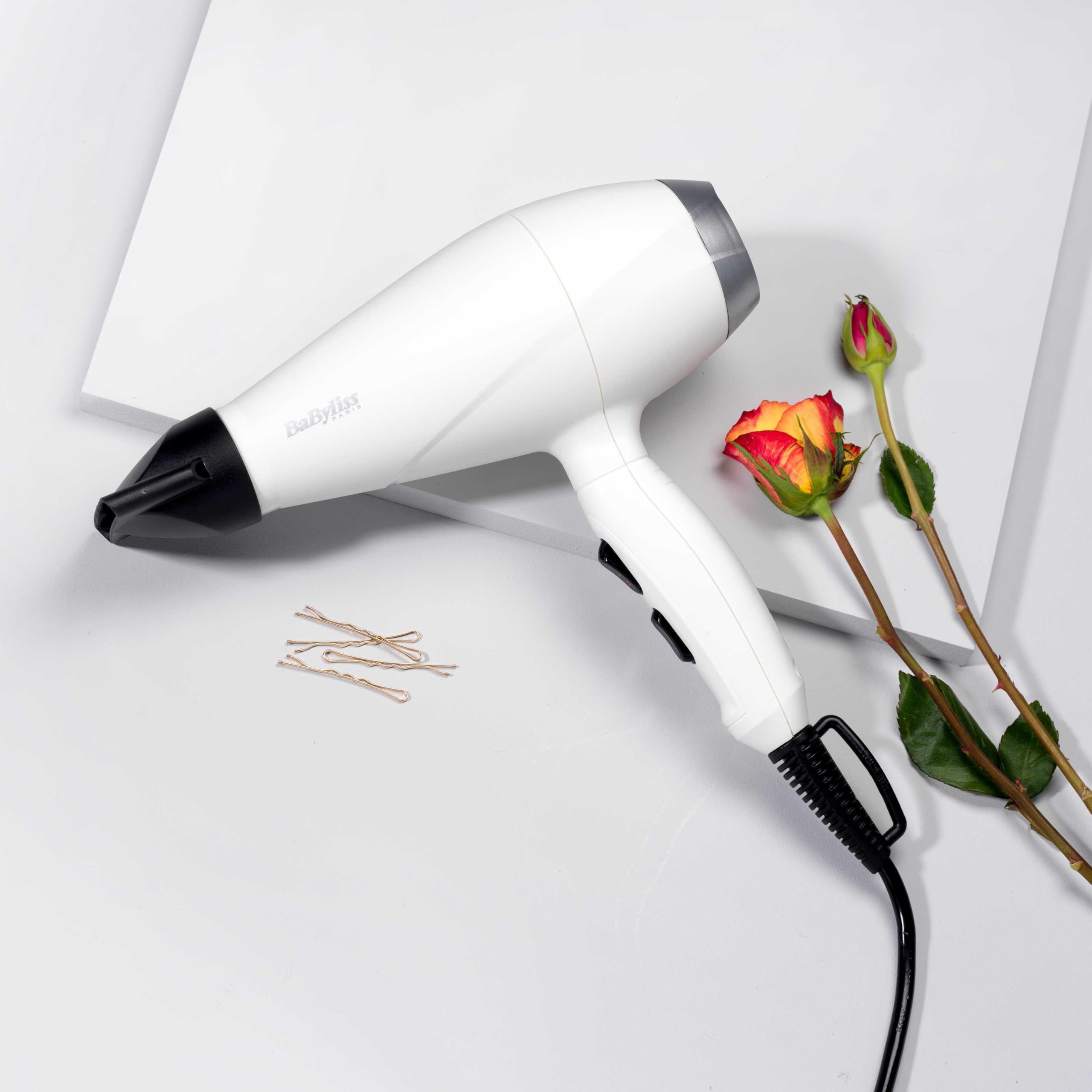 BaByliss Secador de Pelo Speed Pro 2000 W - Secador profesional, Motor AC, Fabricado en italia, Ligero, Tecnología iónica, Antiencrespamiento, 3 Ajustes de calor y 2 velocidades, Blanco, 6704WE