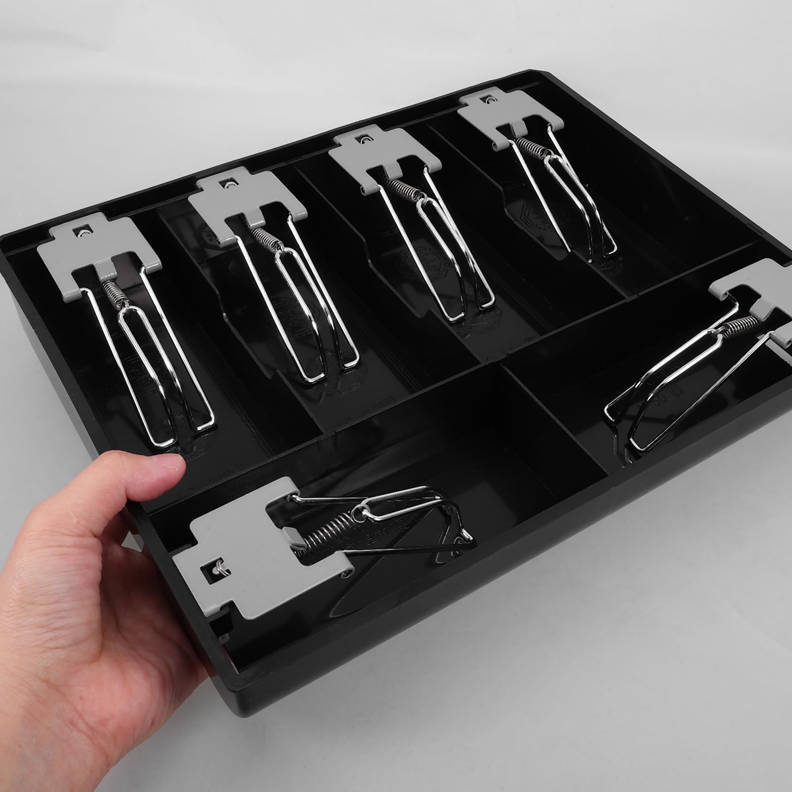 ULTECHNOVO Plateau de Caisse Enregistreuse 6 Compartiments en Plastique Tiroir-Caisse sous Comptoir Clip Métallique Accessoire de Caisse pour Billets et Pièces Rangement pour Petits
