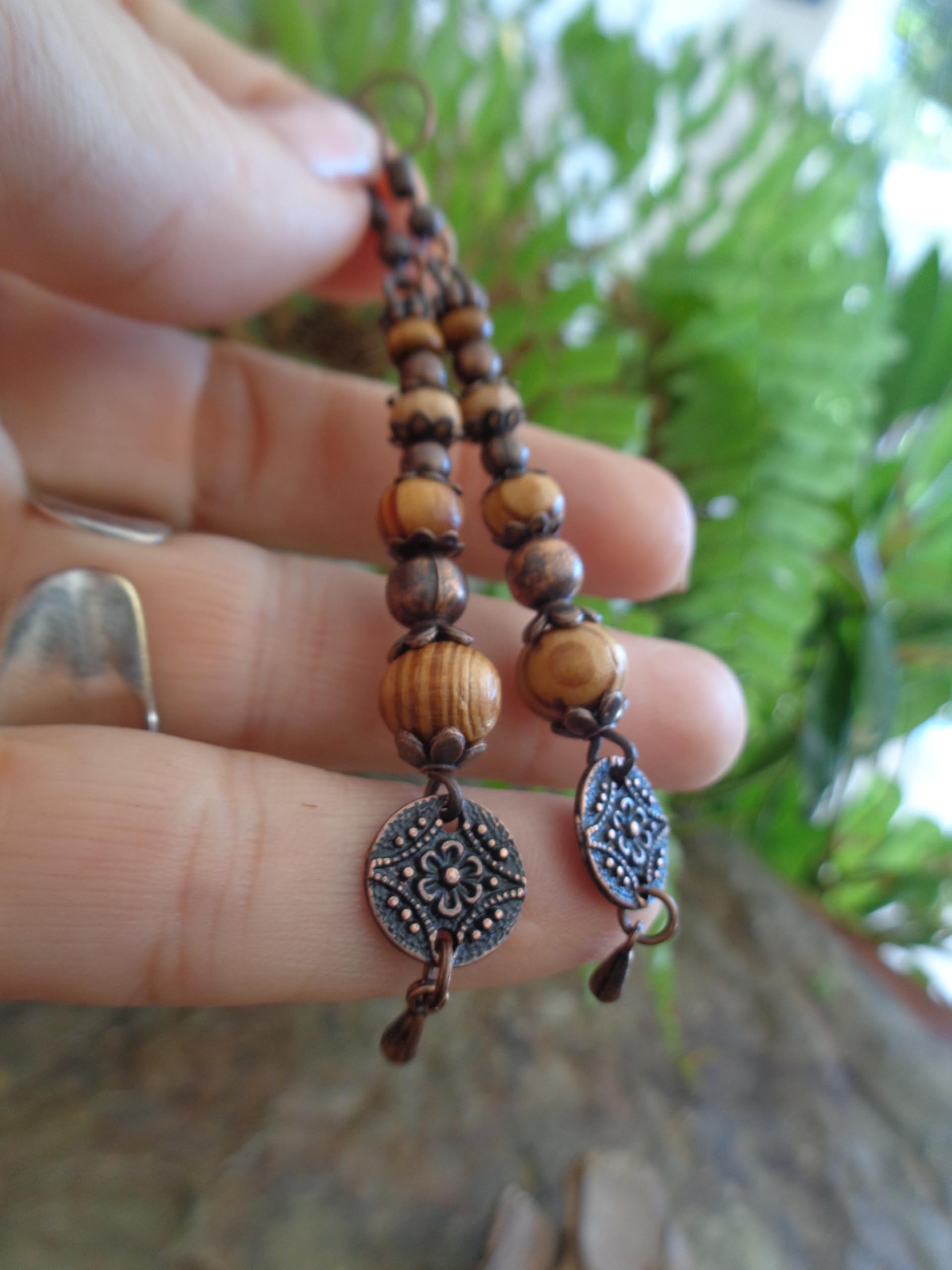 ⊹⊱✿❃ ORECCHINI LUNGHI CON DISCO FLOREALE E RADICE DI RAME E PENDENTI ❃ ✿⊰⊹ orecchini lunghi con perline di legno e pendenti nei colori del rame