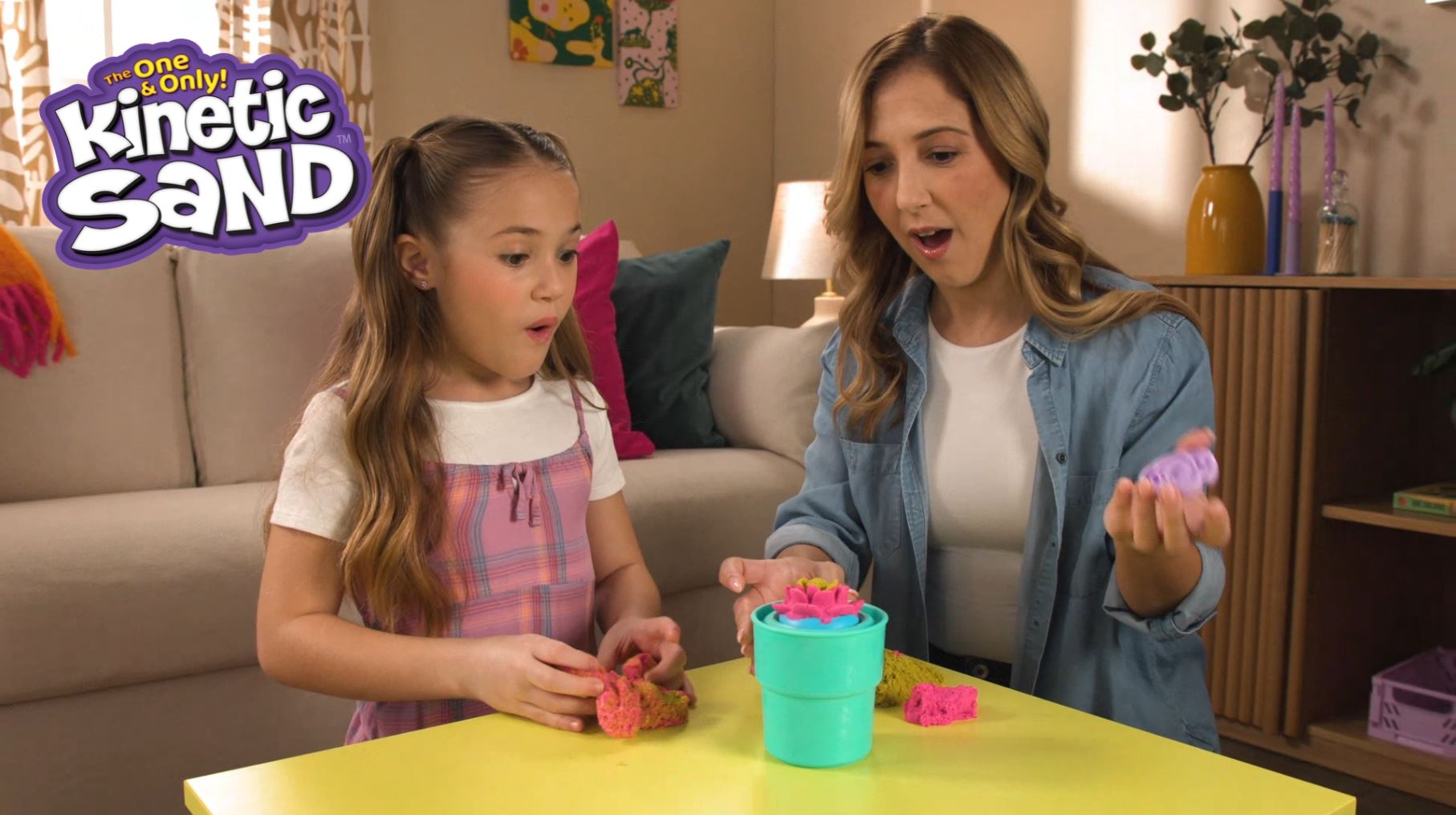 Kinetic Sand – Fleur Magique SquishBlossom 227 G – Rose Et Jaune Fluo – Moules Fleur, Abeille, Feuille – Sensoriel – Dès 5 Ans