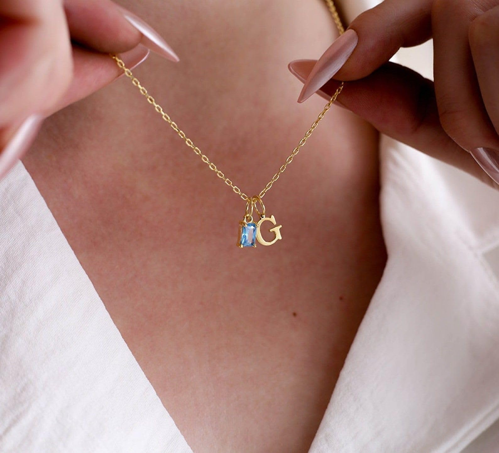 Personalizzato piccolo collana con iniziale con pietra portafortuna minimalista lettera gioiello compleanno per lei Natale per mamma