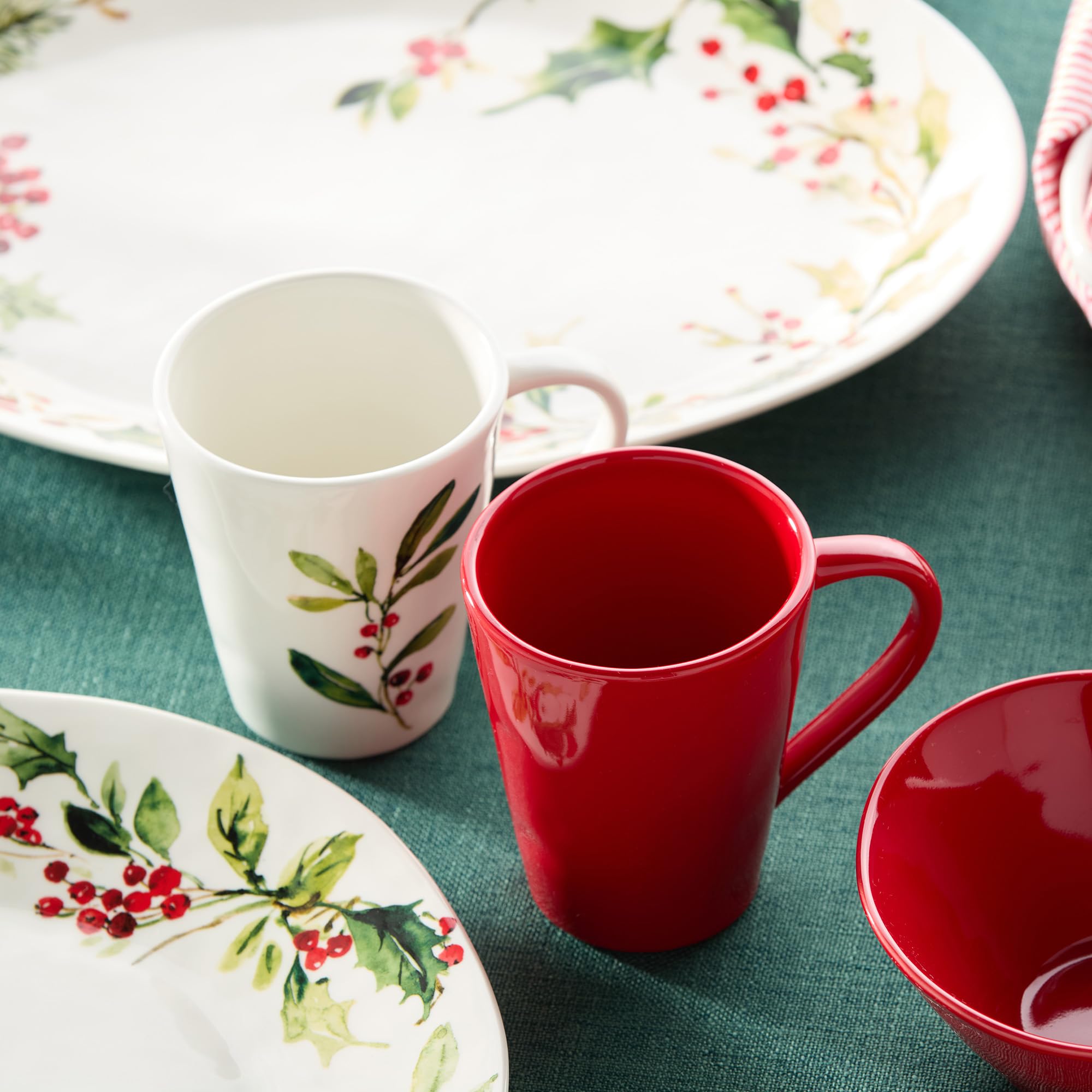 Beerenrot Weihnachtstassen 4er Set - Lebendige rote Keramik-Kaffeetassen für Feiertage, Winterkakao, Alltag - Langlebiges, spülmaschinenfestes Steingut - Festliche Heißgetränkebecher