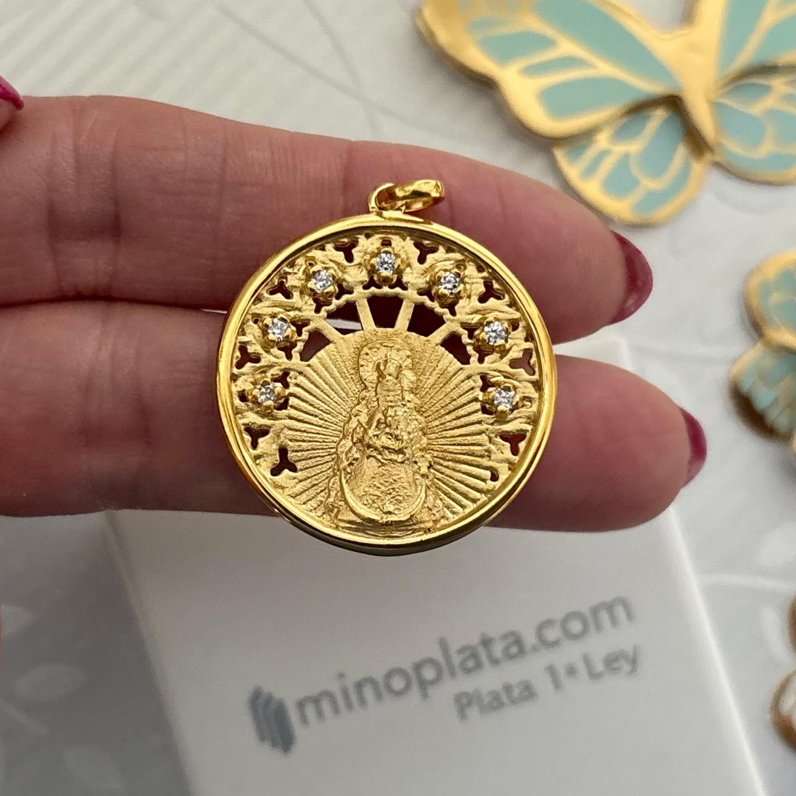 Medallón Virgen del Rocío, Plata de Ley 925 Chapada en Oro, 30mm, Diseño Calado con Circonitas