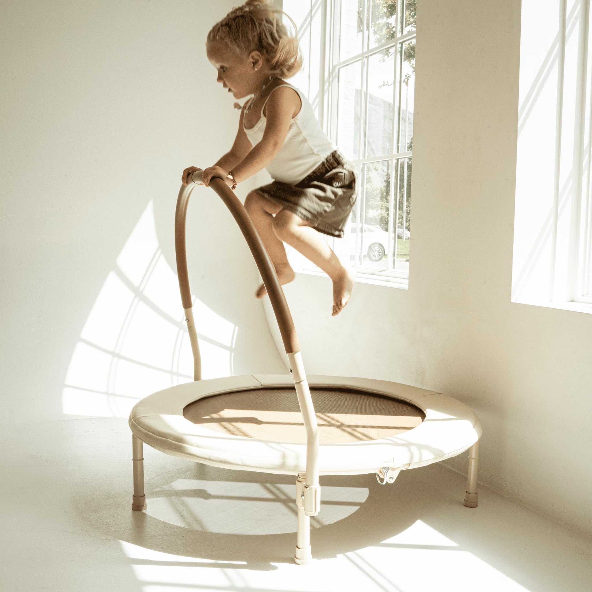 Mini cama elástica de 36 pulgadas para niños y niños pequeños, estética para interiores y exteriores, con mango extraíble, diseño de resorte elástico ultra seguro sin huecos (beige)