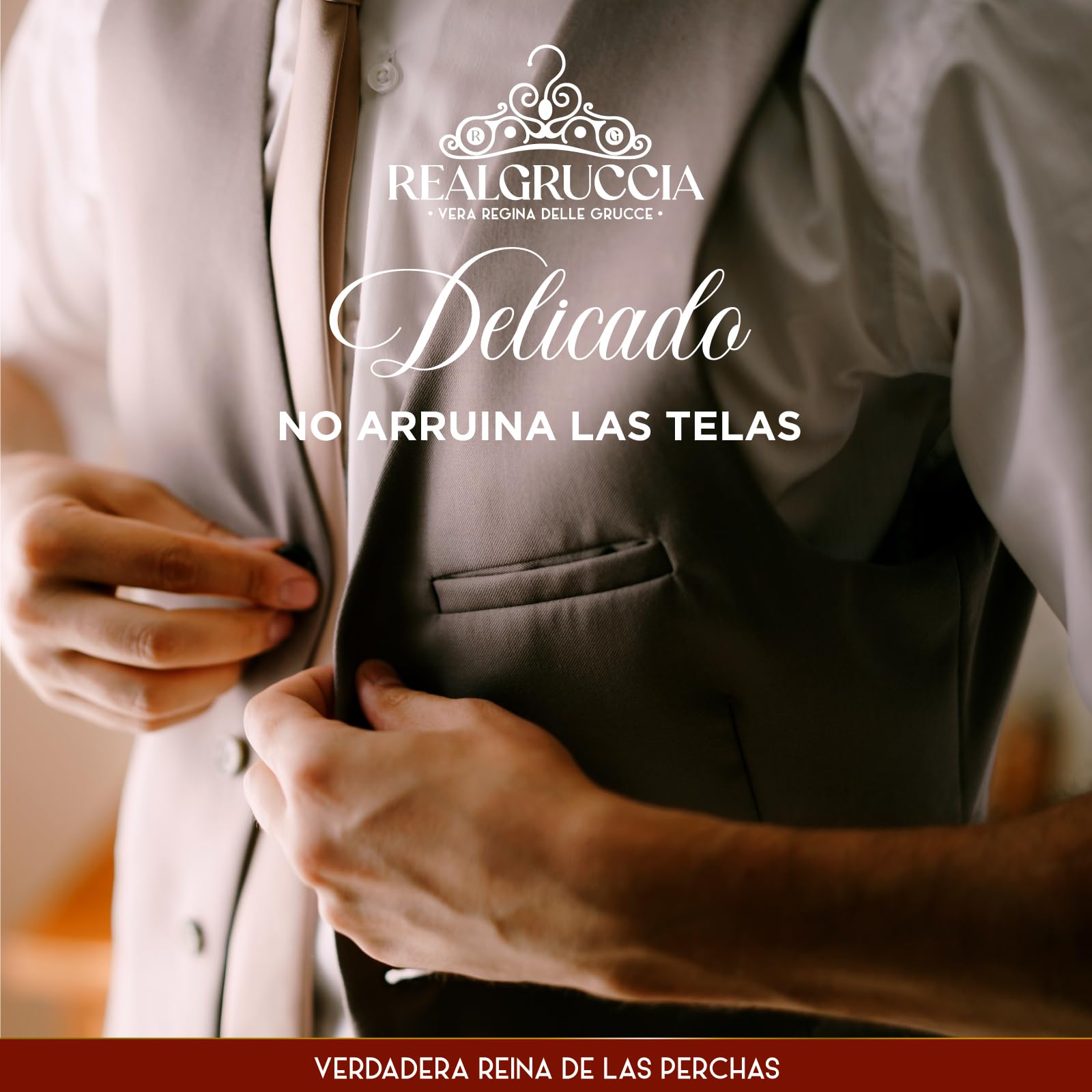 6 Perchas de Madera Negras con Hombros Anchos para Ropa Abrigos Trajes 24x45cm RealGruccia - Gancho Giratorio 360° y Barra para Pantalones - Acabado Brillante y Perfil Biselado