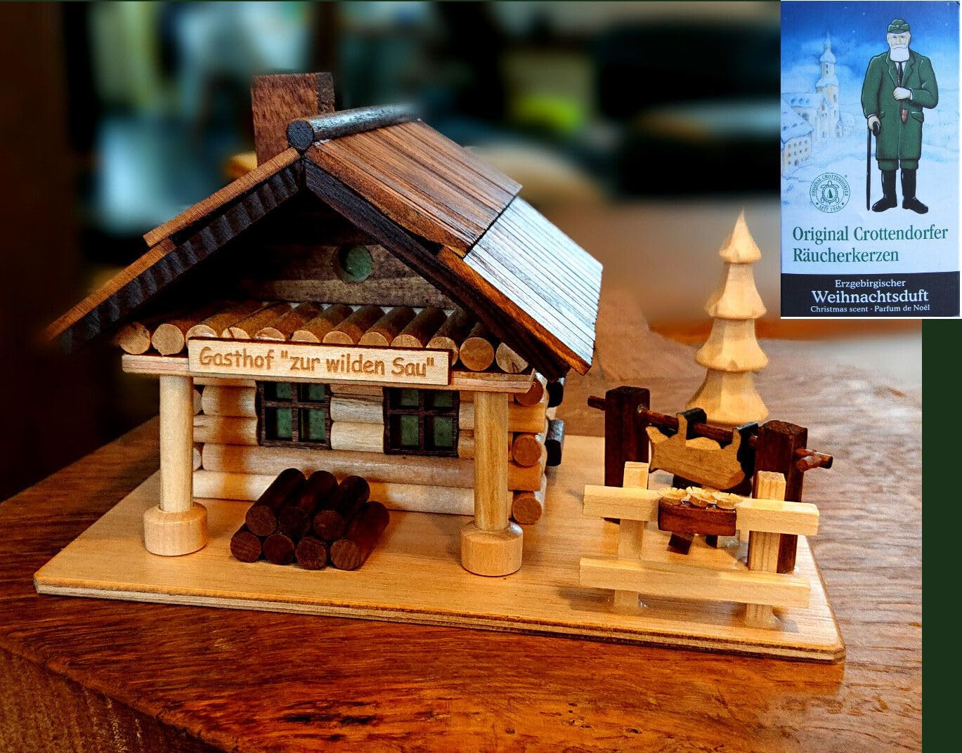 Räucherhaus Gasthof mit Sau am Spieß und Baum geschnitzt - Feine Handarbeit aus dem Erzgebirge - inklusive Räucherkerzen