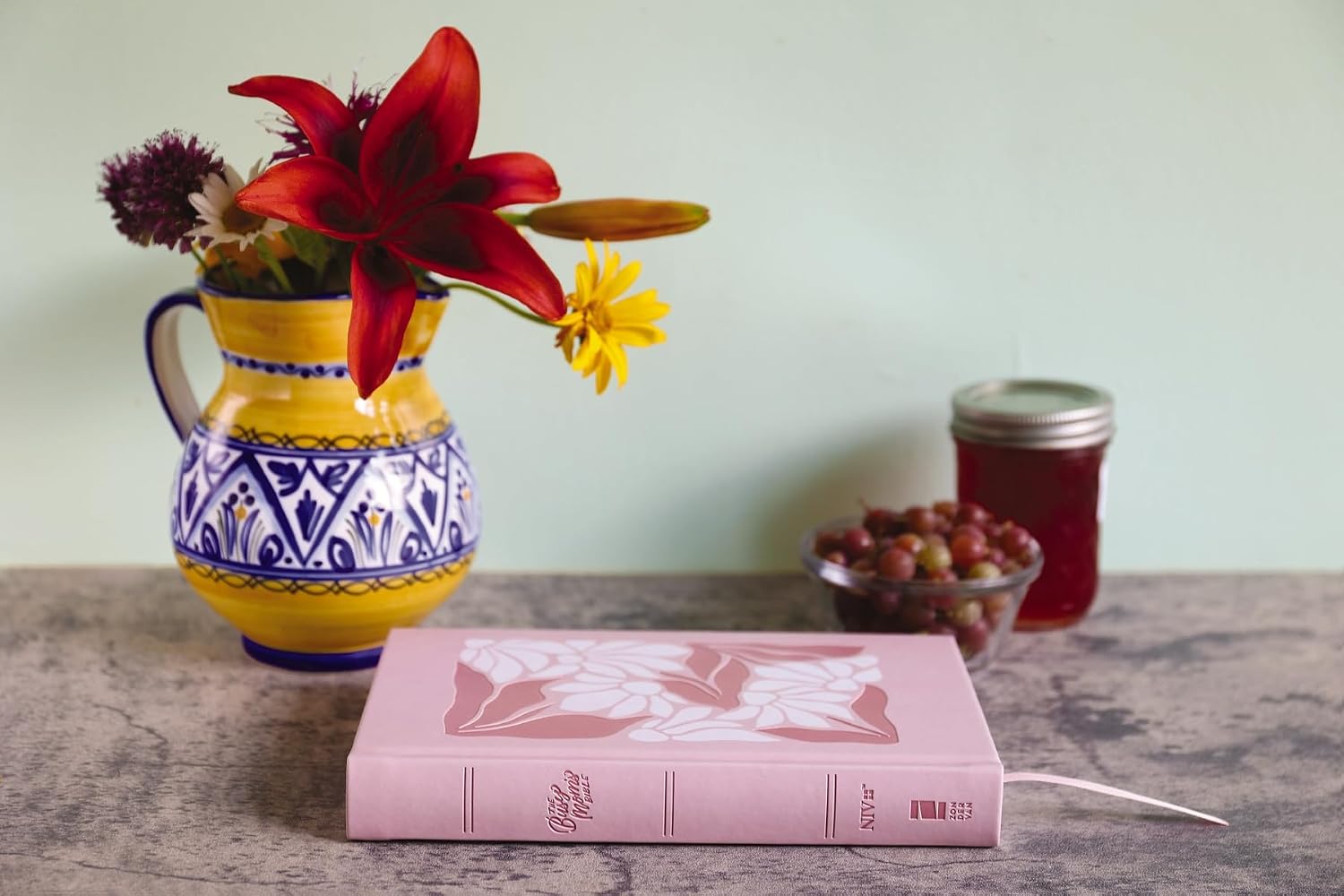 NIV, The Busy Mom's Bible, Leathersoft over Board, Pink, Red Letter, Comfort Print: Daily Inspiration Even If You Only Have One Minute