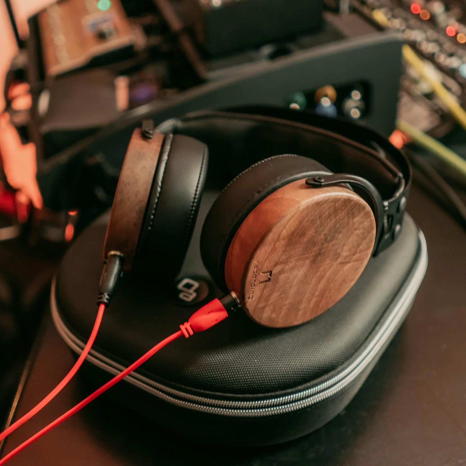 OLLOAUDIO R1 1.0 geschlossener Kopfhörer mit keepdrum Tisch-Stativ