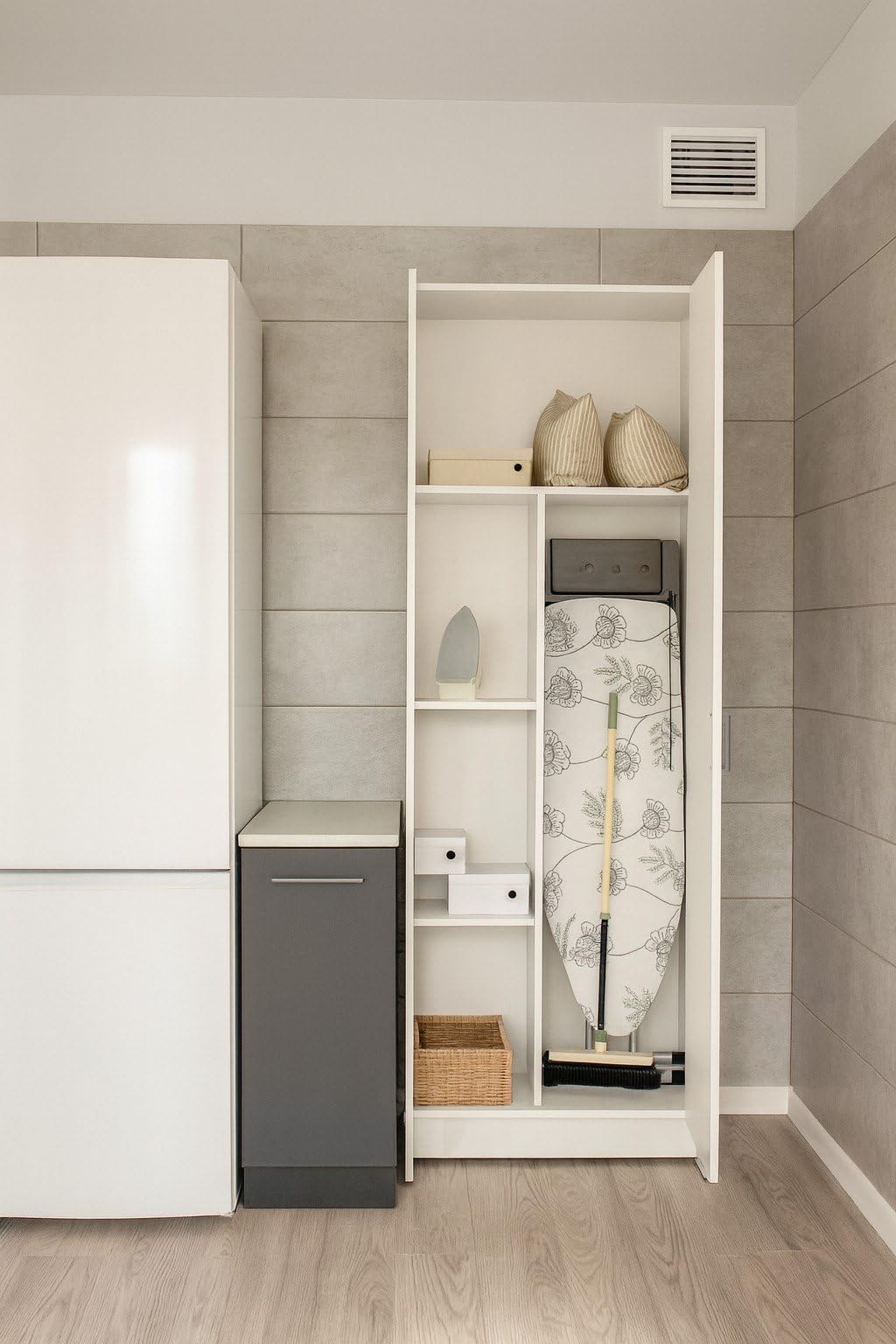 Dmora - Armadio multiuso 2 ante Forcola, Mobile multifunzione porta scope, Guardaroba porta scarpe, 78x35h190 cm, Bianco