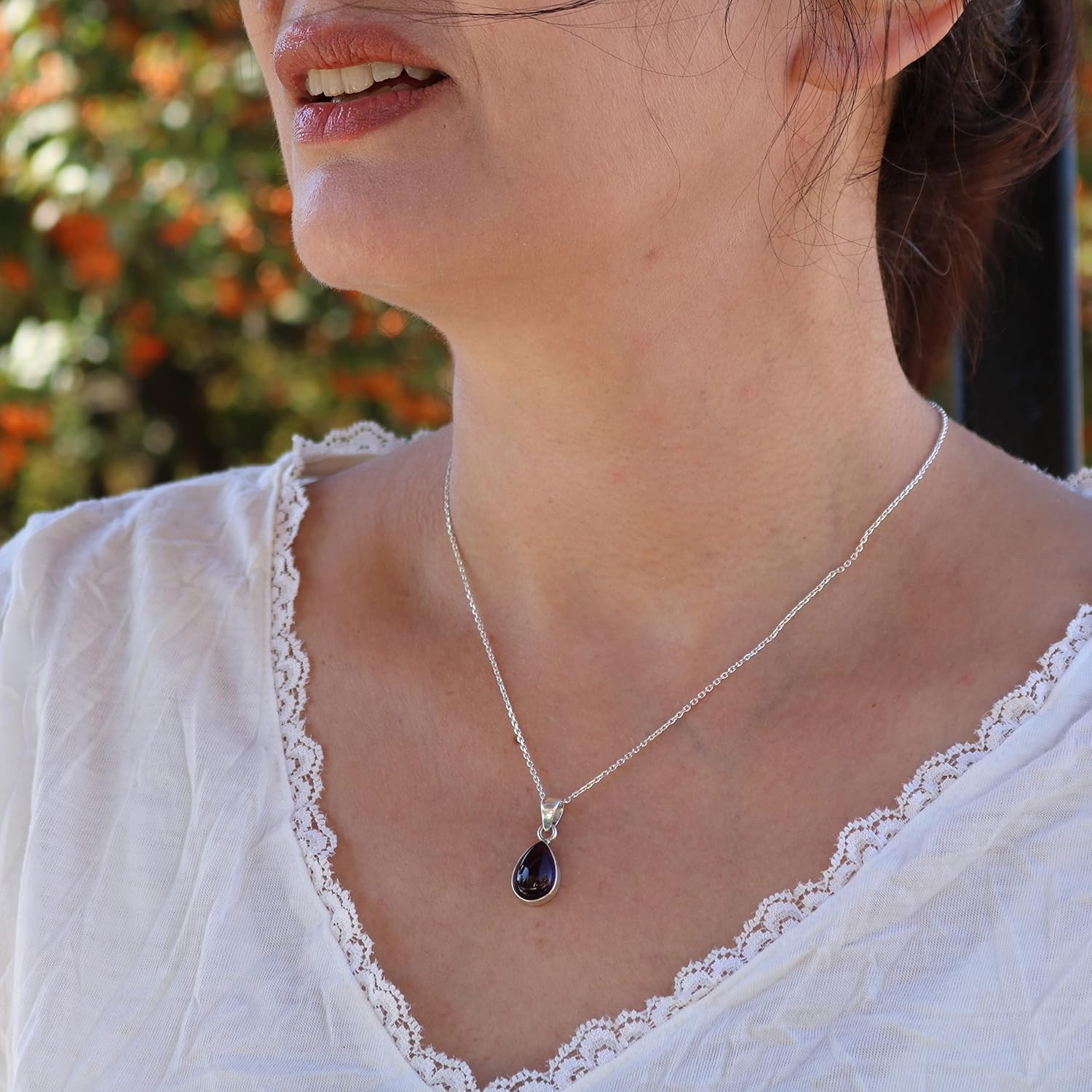 Silberne Halskette mit natürlichem lila Amethyst – Handgefertigter, winziger Tropfenanhänger – 40+5 cm Kette für Damen