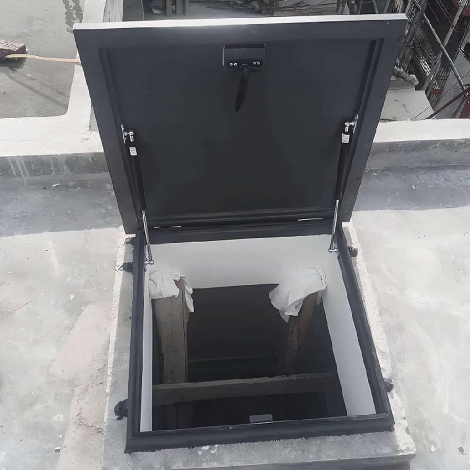 House Roof Access Hatch Lid,Rooftop Hatch Lid Rainproof,Attic Skylight Cover Weather Proofing,Emergency Access Weather Proofing Roof Cover,Roof Hatch Rainproof Attic Hatch Cover(50*60cm/19.7*23.6in)