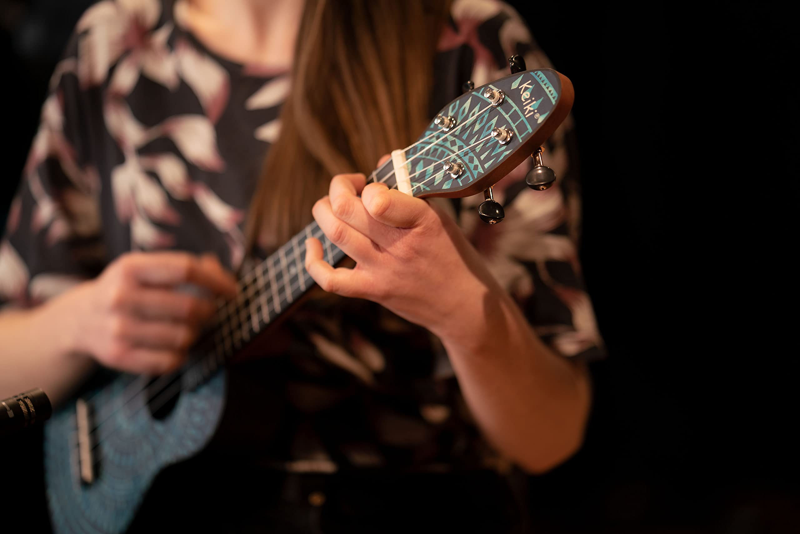 Ortega Guitars Ukelele Soprano azul - Keiki K2 - Kit de inicio incluye afinador, correa, 5 púas medianas y bolsa de dibujo - caleidoscopio azul (K2SS-BKC)