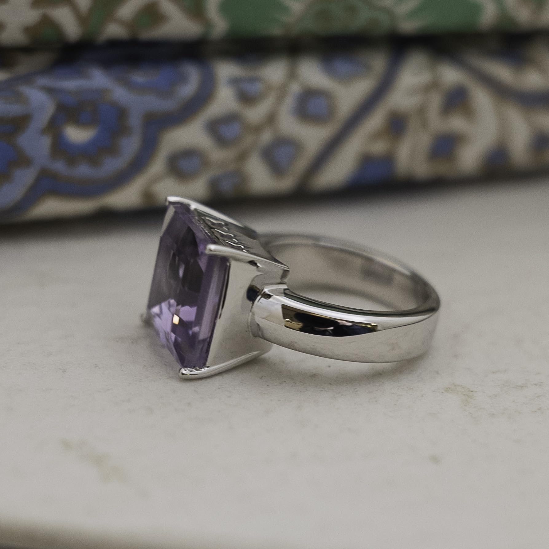 Anillo de plata de ley con amatista de talla princesa de 15 mm