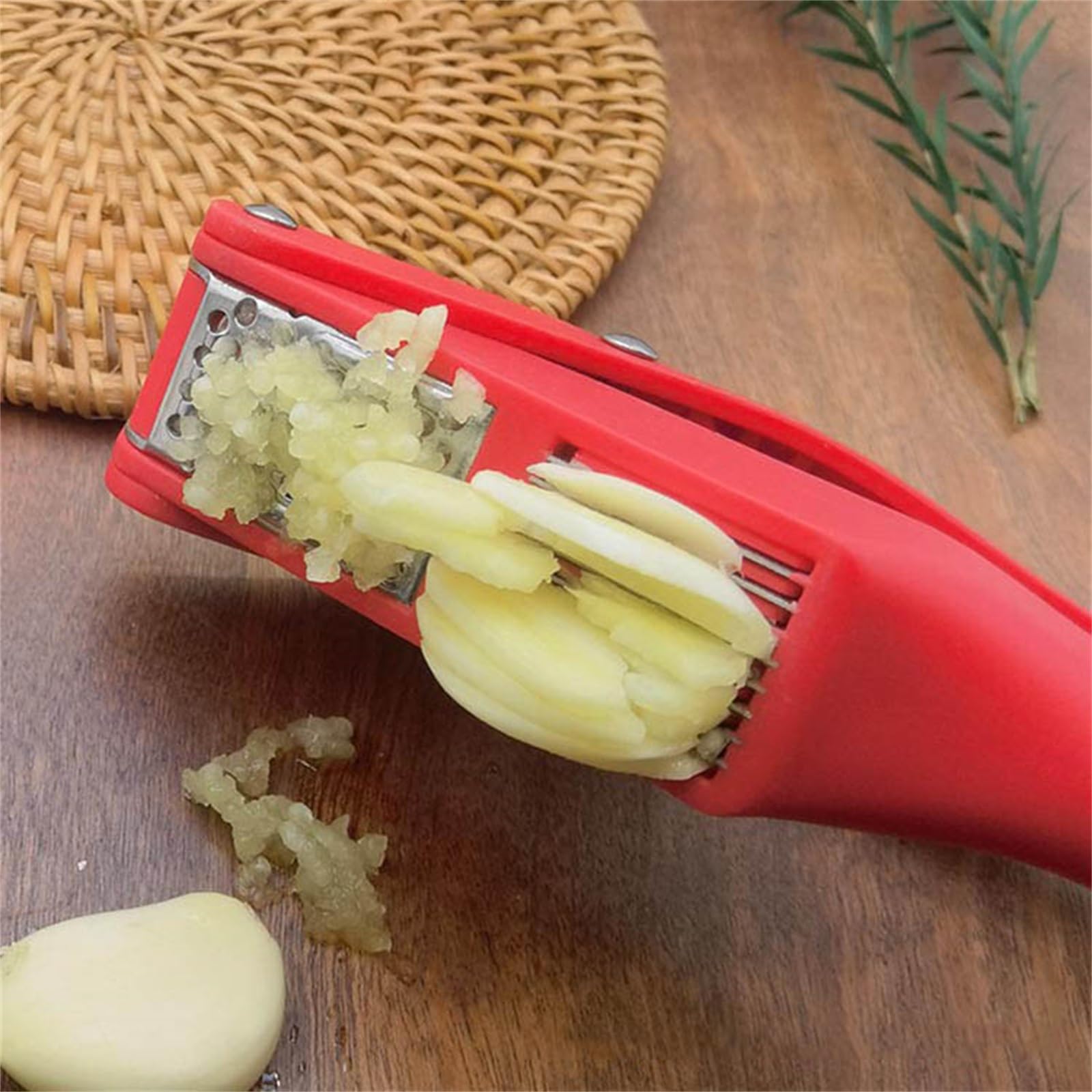 Rote 19-cm-Knoblauchpresse von ArinkO: Effizientes und leicht zu reinigendes Küchenwerkzeug zum Zerkleinern von Knoblauch