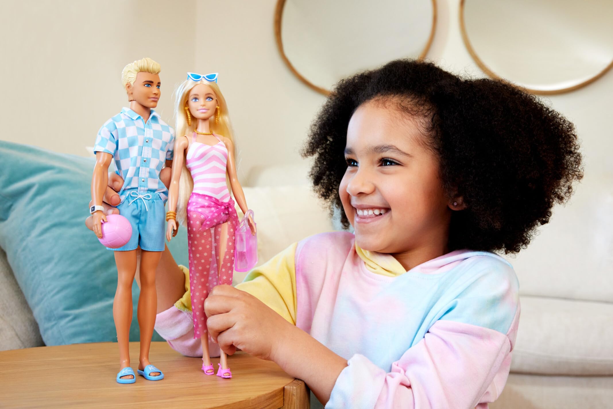 Barbie Ken Día en la Playa Muñeco de Juguete Hecho de plásticos reciclados, Modelos Surtidos, +3 años (Mattel HPL74)