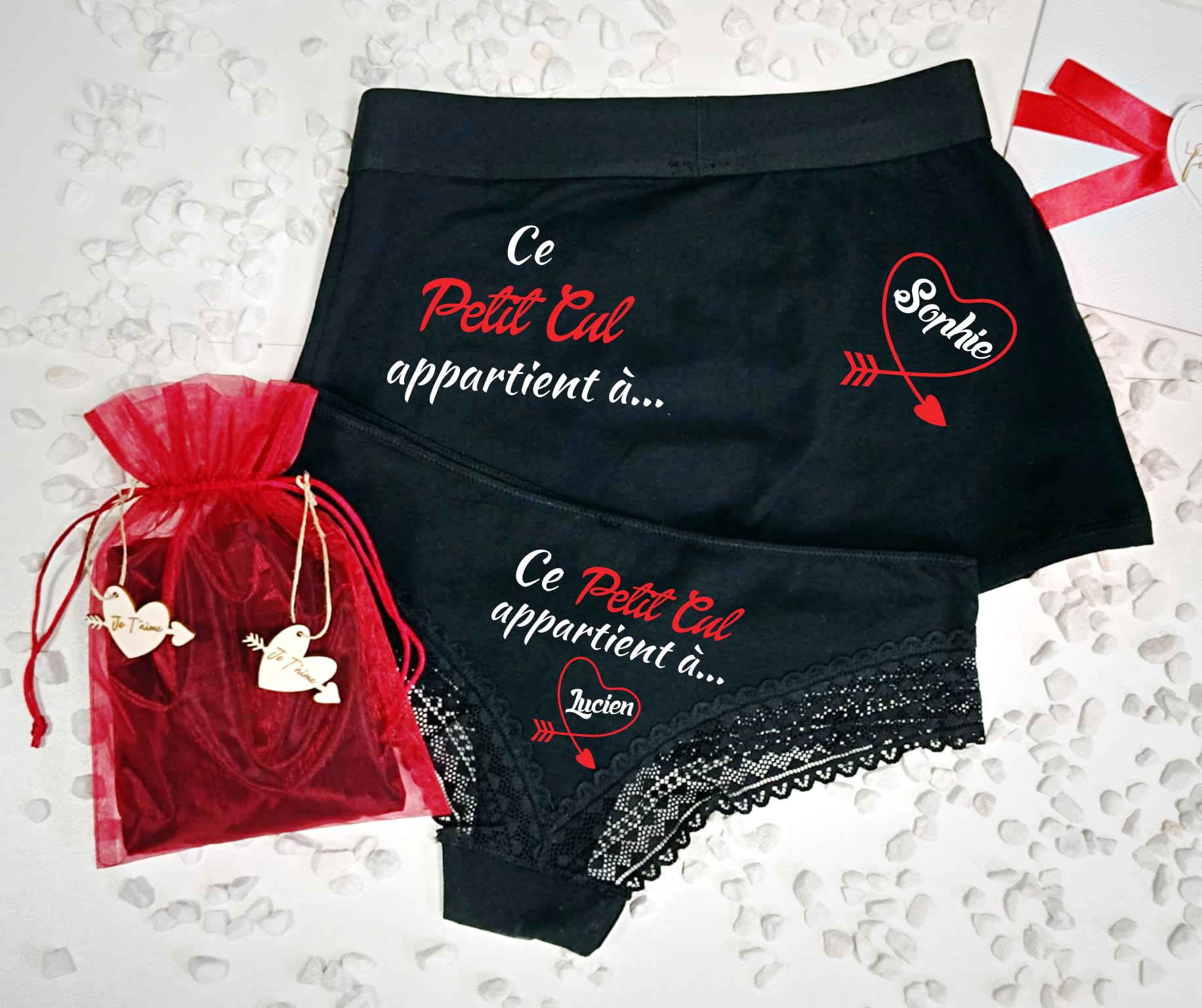 Générique Set Boxer Homme et Culotte Dentelle Femme personnalisé - Cadeau Saint Valentin, Noël, Anniversaire - Motif Ce Petit Appartient - pochon et Deux Decoration en Bois Je t'aime Offert.