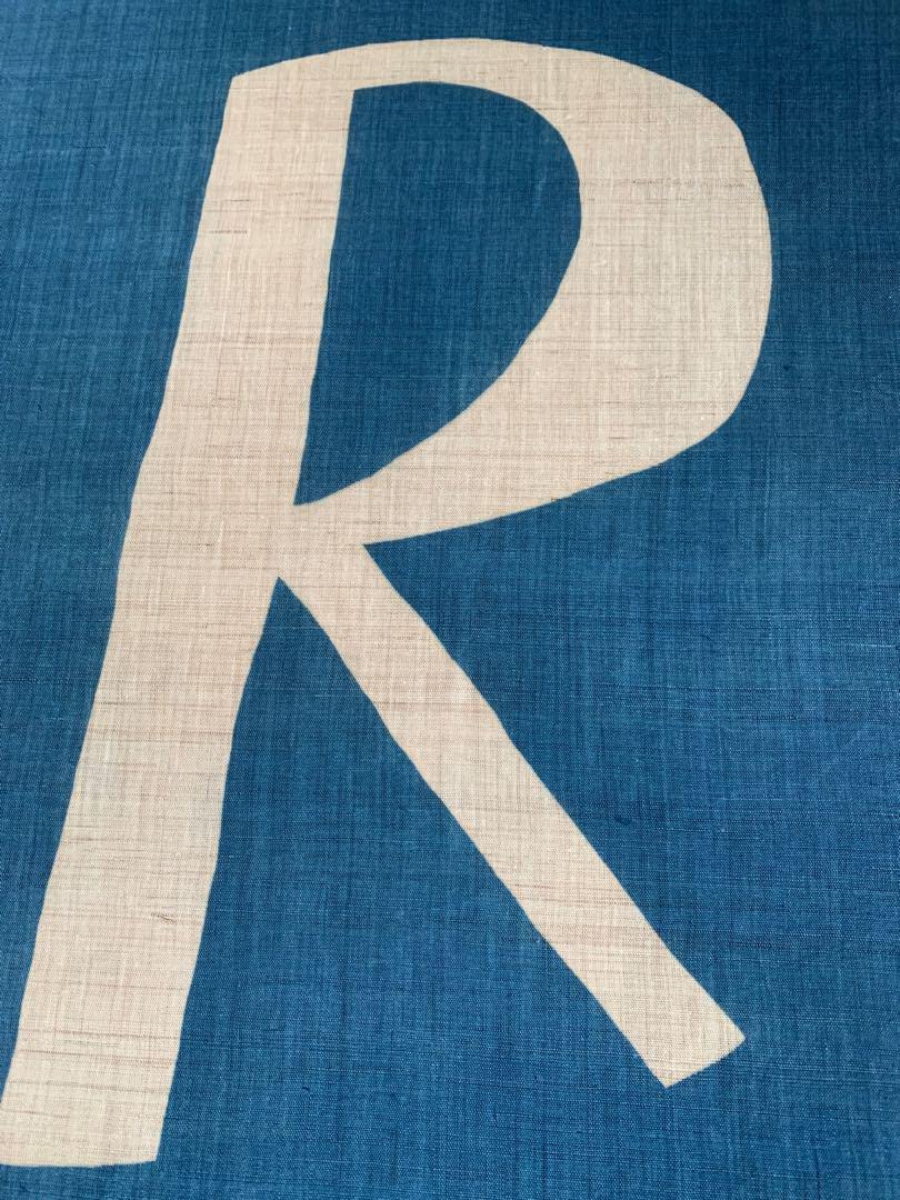 Amazon.co.jp: 柚木沙弥郎 POWER OF INDIGO 暖簾「R」 : ホーム