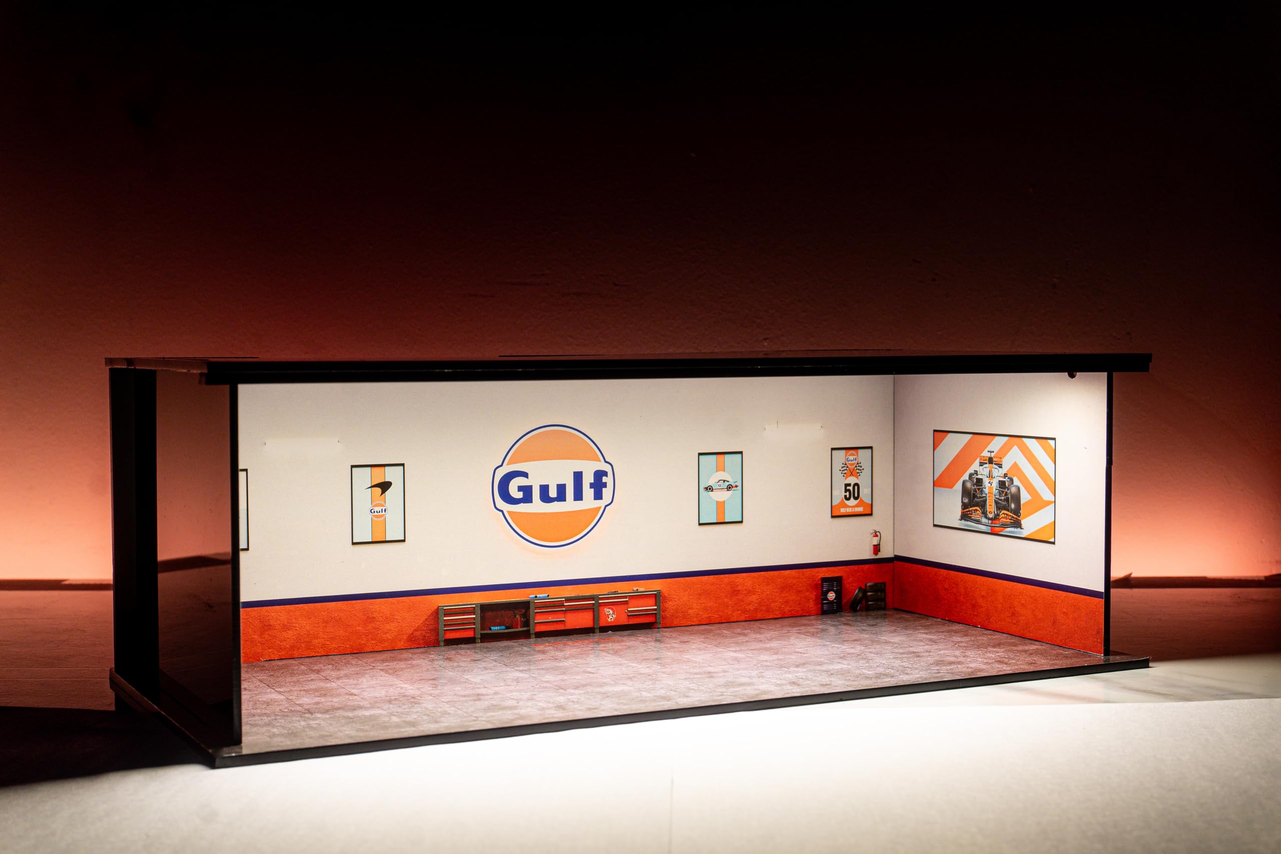 Garage64 Gulf Workshop 1:64 Acrylic Display Garage Diorama with LED (30x14x10 cm) – Classic Race Garage for Diecast Cars, Hot Wheels, MiniGT - Image 3 thumbnail