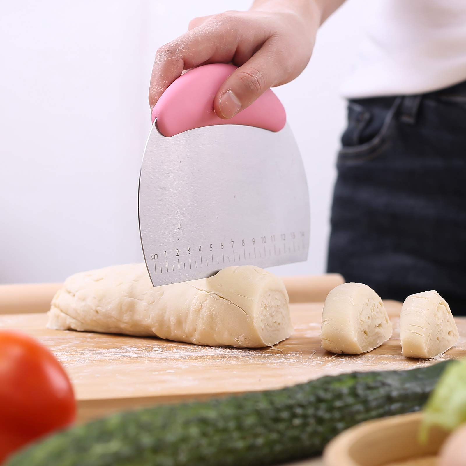 1 Stück Teigschaber Zerkleinerer/Edelstahl Teigschaber Cutter mit ergonomischem Gummi Anti-Rutsch-Griff/Teigschaber Cutter/Pro Gebäck Pizza Cutter Zerkleinerer (Rosa)
