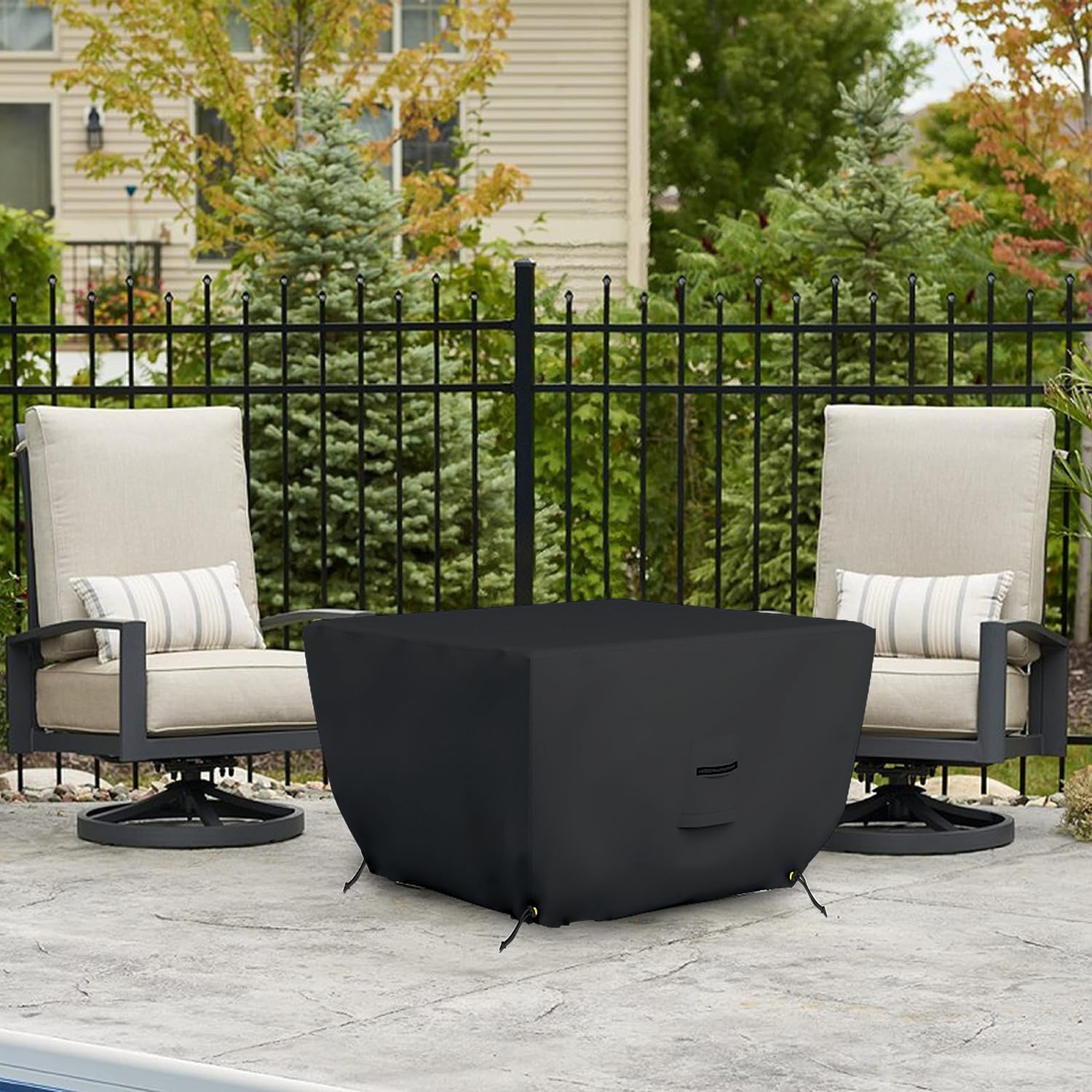 Pokrowce na zewnątrz Fire Pit - wodoodporne, 100% odporne na promieniowanie UV kwadratowa osłona na ognisko, 500 ml tkanina PVC z kieszeniami powietrznymi i sznurkiem do dopasowania, aby wytrzymać wiatr i burze. 90 cm dł. x 90 cm szer. x 36 cm wys., czarn