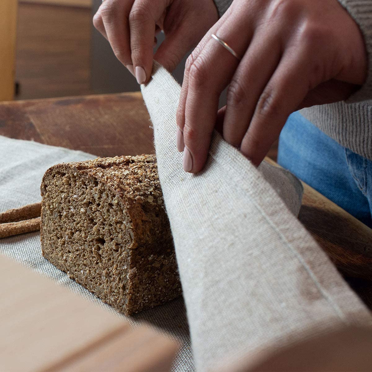 Brotdose Zirbenholz aus Österreich inkl. Gitter & Bäckerleinen - 42x26x16 cm