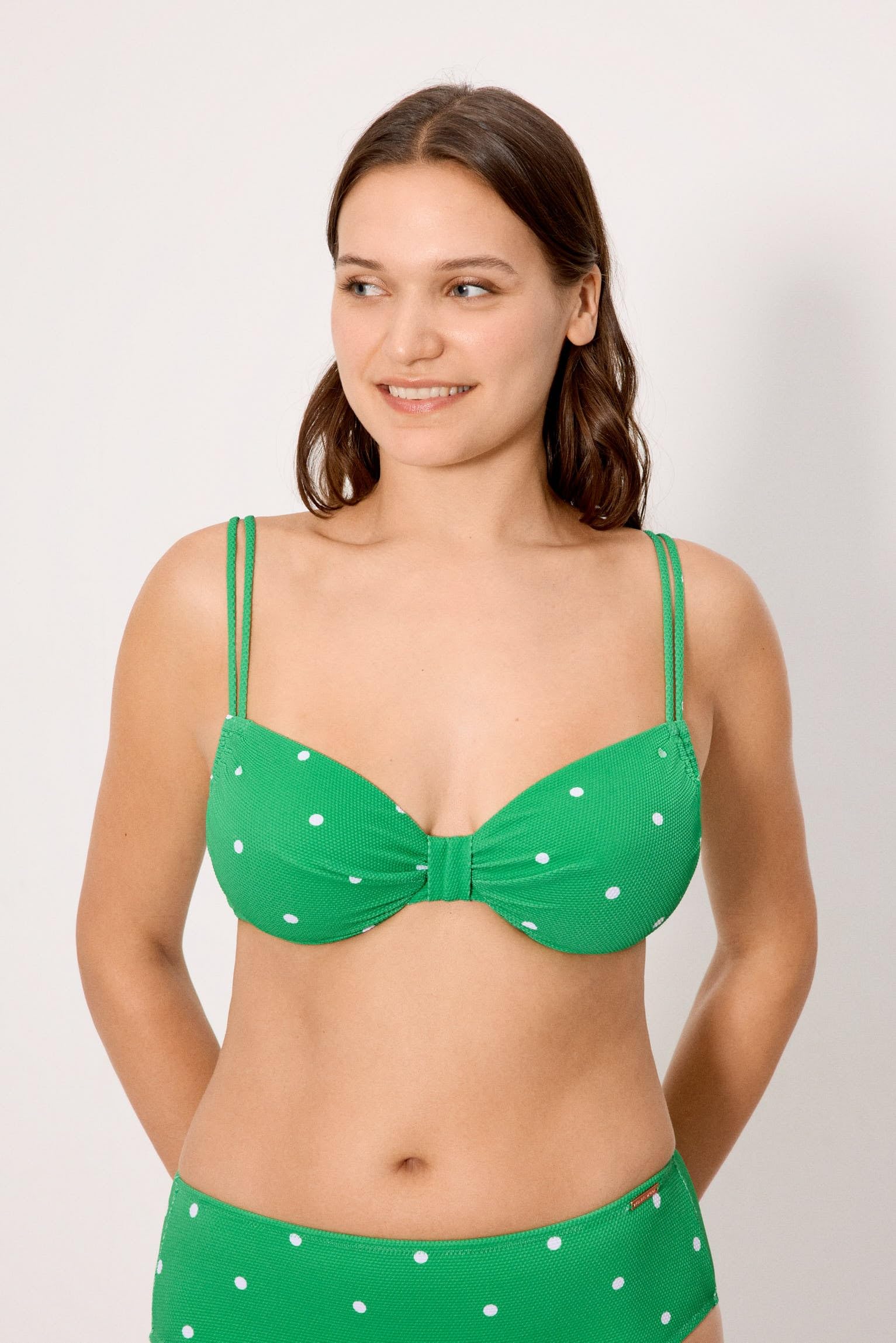 YSABEL MORA. Top Bikini Reductor Copa D. Top Bikini con Aro Sin Relleno. con Compresión En Copa Y Espaldilla. Tirantes Regulables. Tejido Estampado De Lunares con Textura Piqué .Colección Lime.