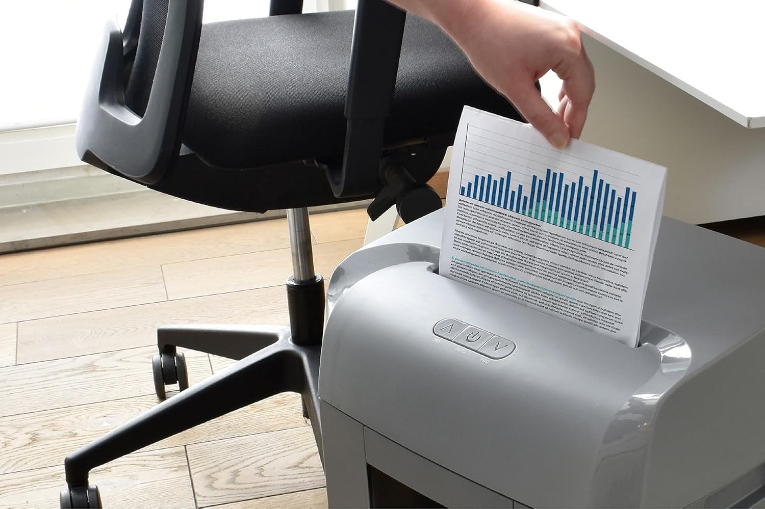 User inserting documents into the MONOLITH C 185-C paper shredder.