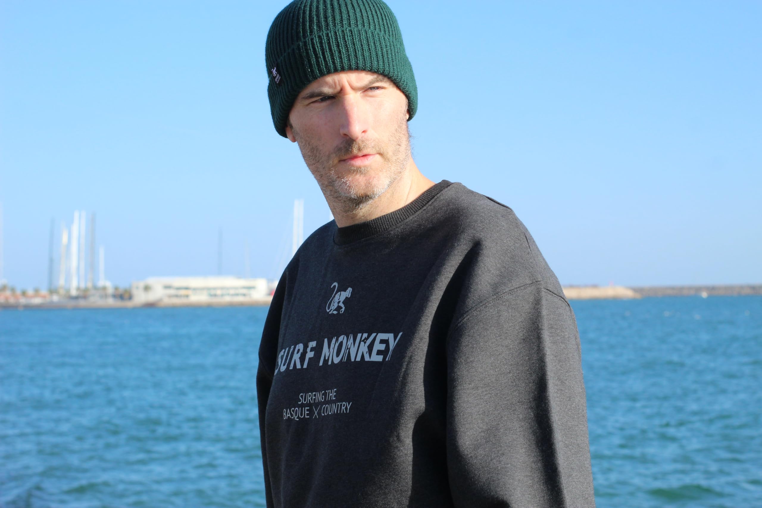 DRESSED IN MUSIC PLAY WITH ME Klassisches Sweatshirt mit Rundhalsausschnitt für Herren/Damen, Bio-Baumwolle, Surf Monkey