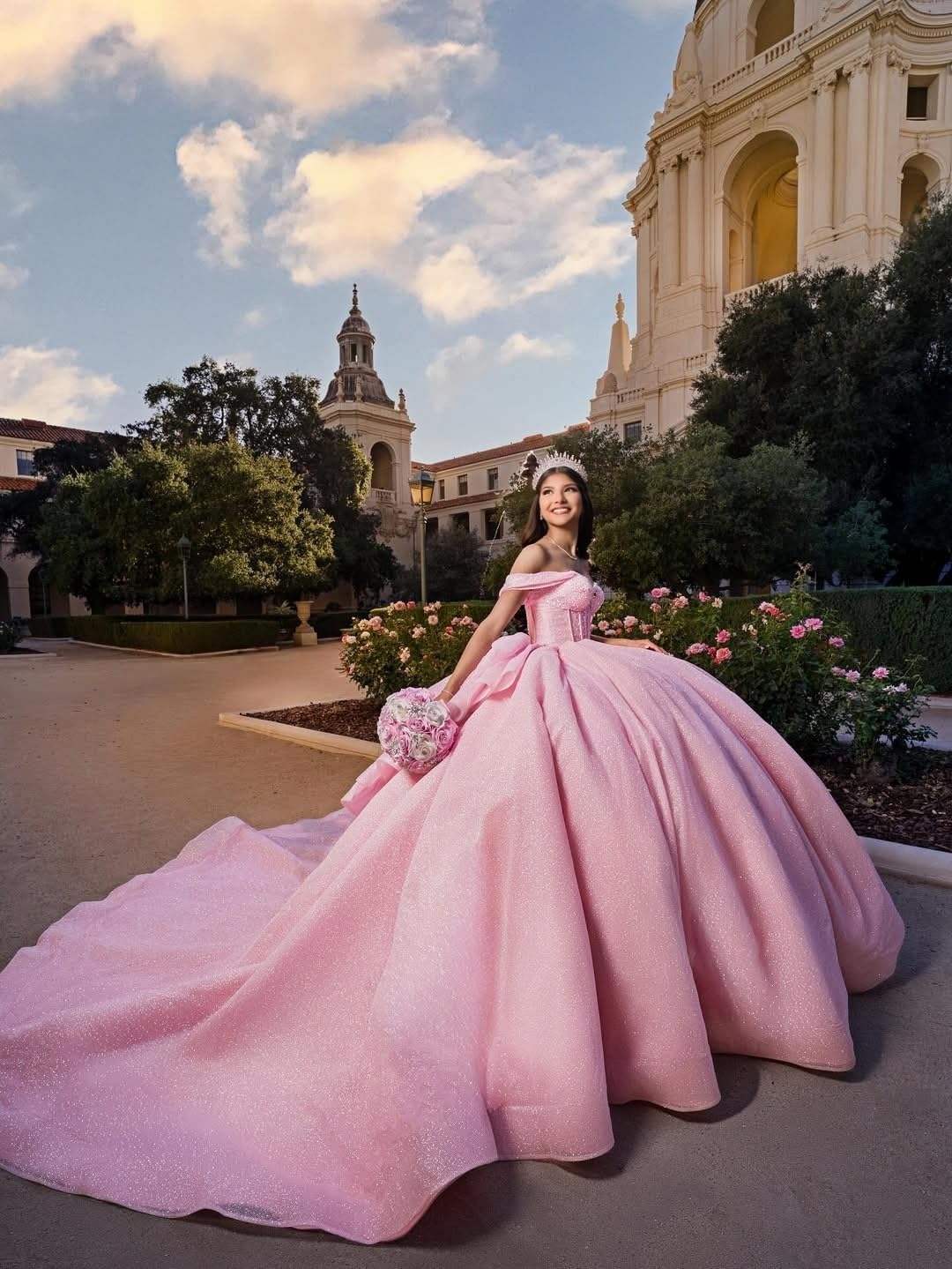 Glitter Tulle Quinceanera Dresses with Bow Off Shoulder 15 Dress Luxury Beaded Ball Gown Layered Sweet 16 Dresses