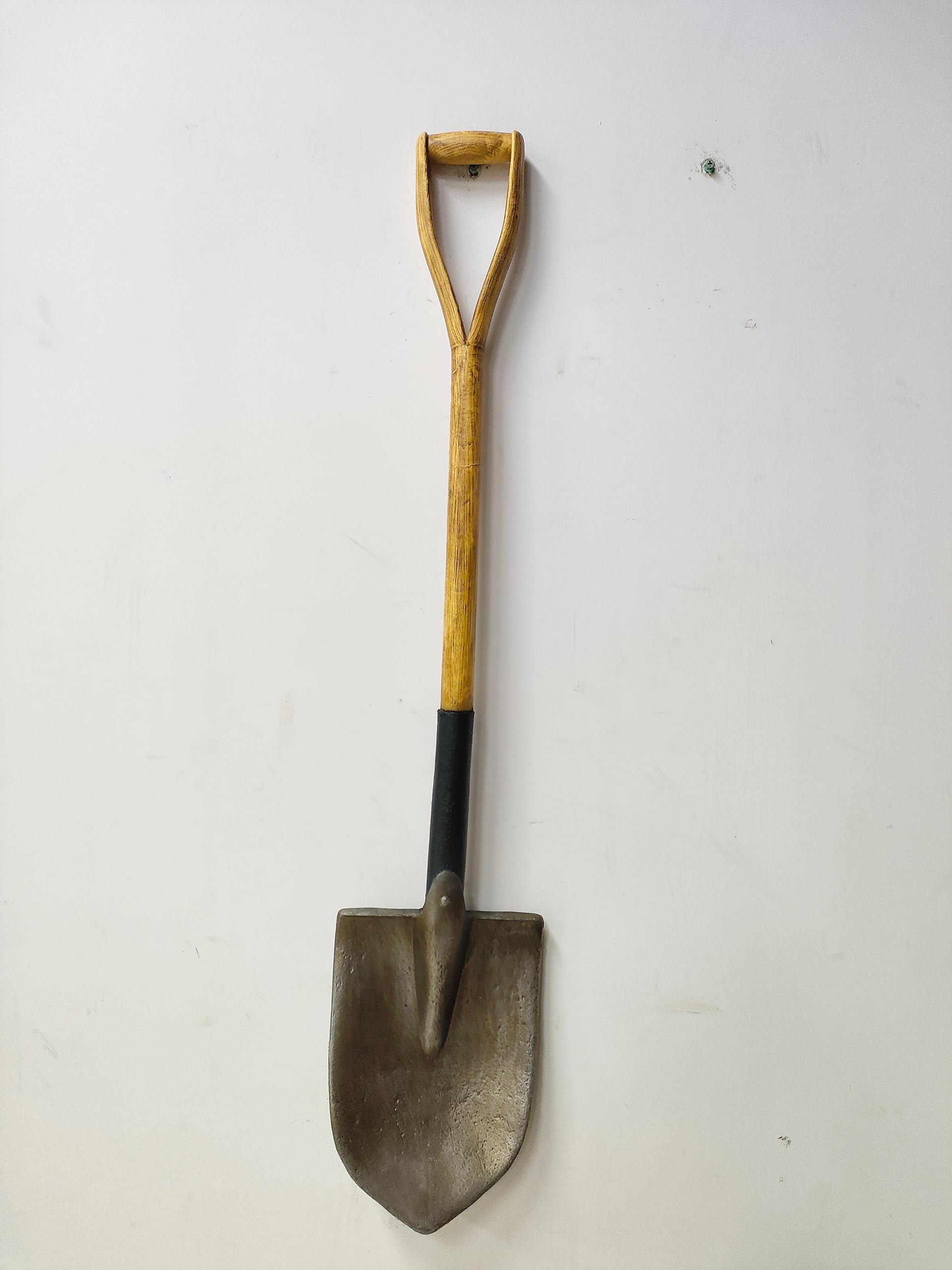 Rubber Johnnies Full Size FAKE GRAVEDIGGERS SHOVEL - 101cm Long, Lightweight, Comes in 2 parts, Realistic, Vintage looking, perfect for Halloween Costumes and your Halloween Party, Con Safe