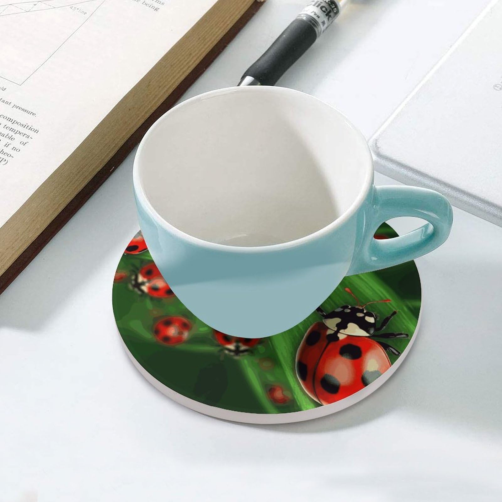 Czerwona biedronka podstawki pod napoje z uchwytem na stolik kawowy, ceramiczna podstawka z podstawą korkową, ceramiczna podstawka kamienna do mrożonych zimnych lub gorących napojów, 10 cm