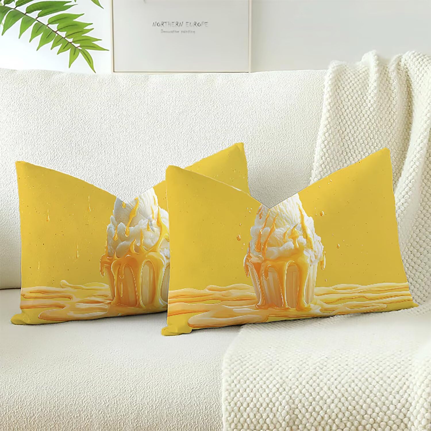 Housses de coussins velours jaune pour illuminer votre canapé de salon