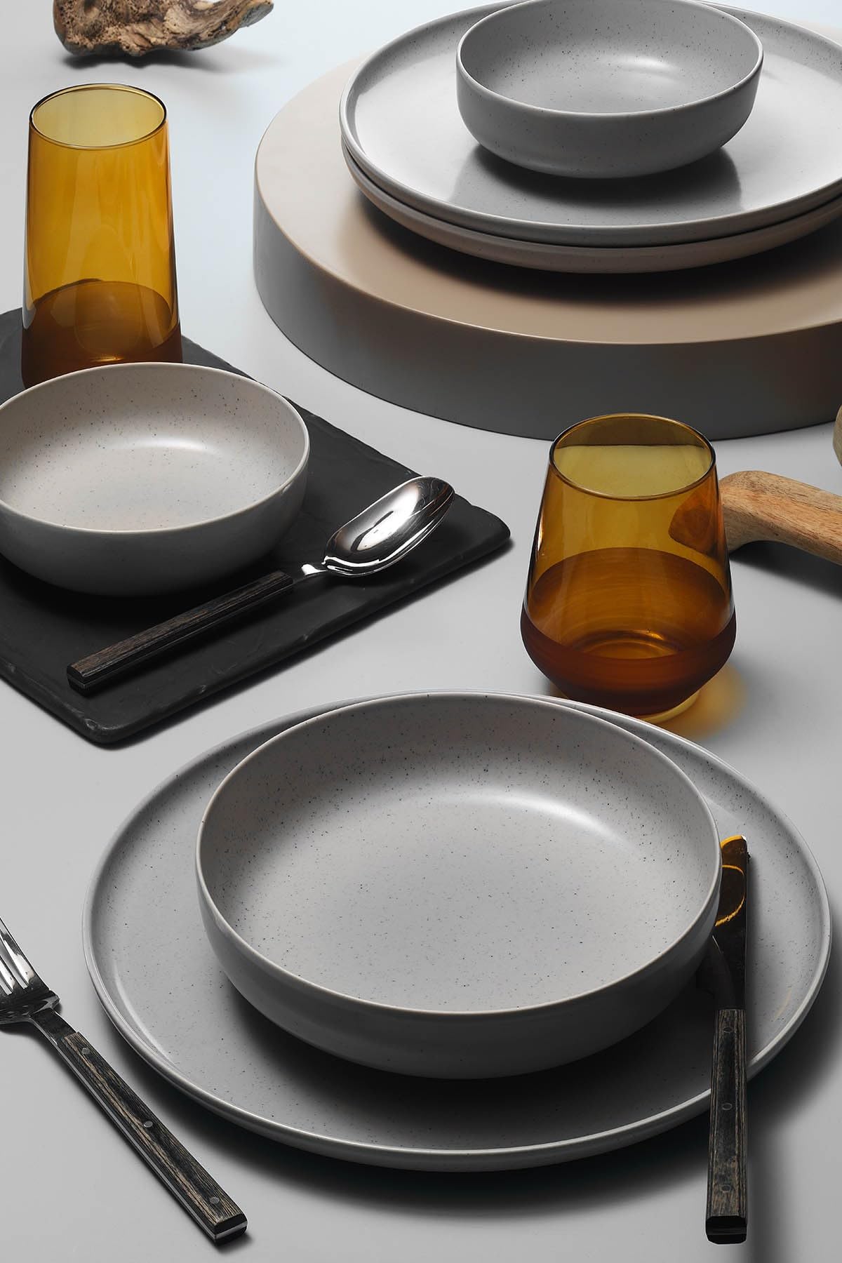 Elegancki 12-częściowy zestaw obiadowy, 100% porcelana, 4 talerze serwisowe (24 cm), 4 talerze (20 cm), 4 miski (15 cm), do mycia w zmywarce i sejf do kuchenki mikrofalowej