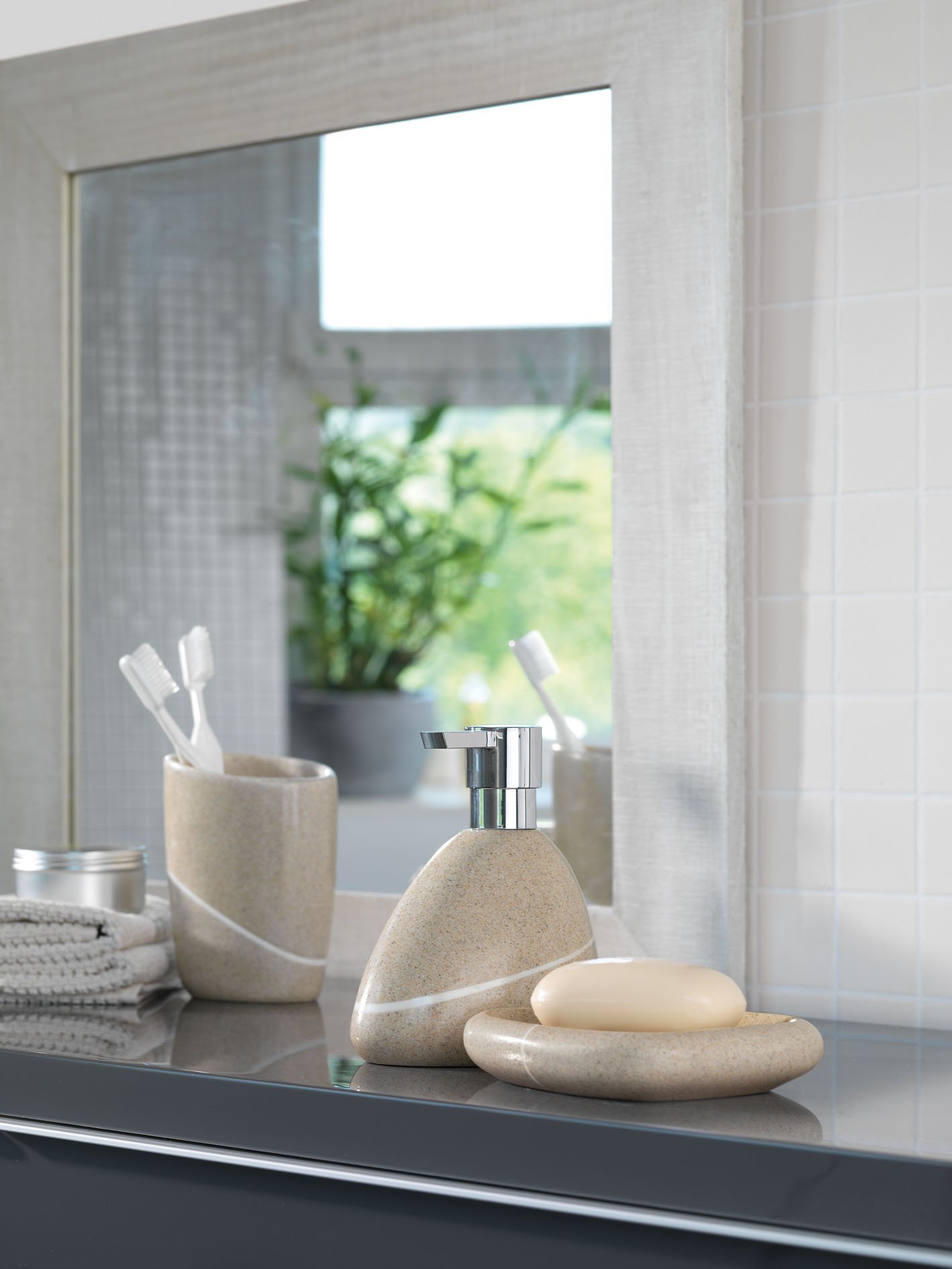 Spirella - Juego de accesorios de baño (5 piezas, cerámica, dispensador de jabón, cepillo de inodoro, jabonera, caja de almacenamiento y vaso para cepillos de dientes), color beige