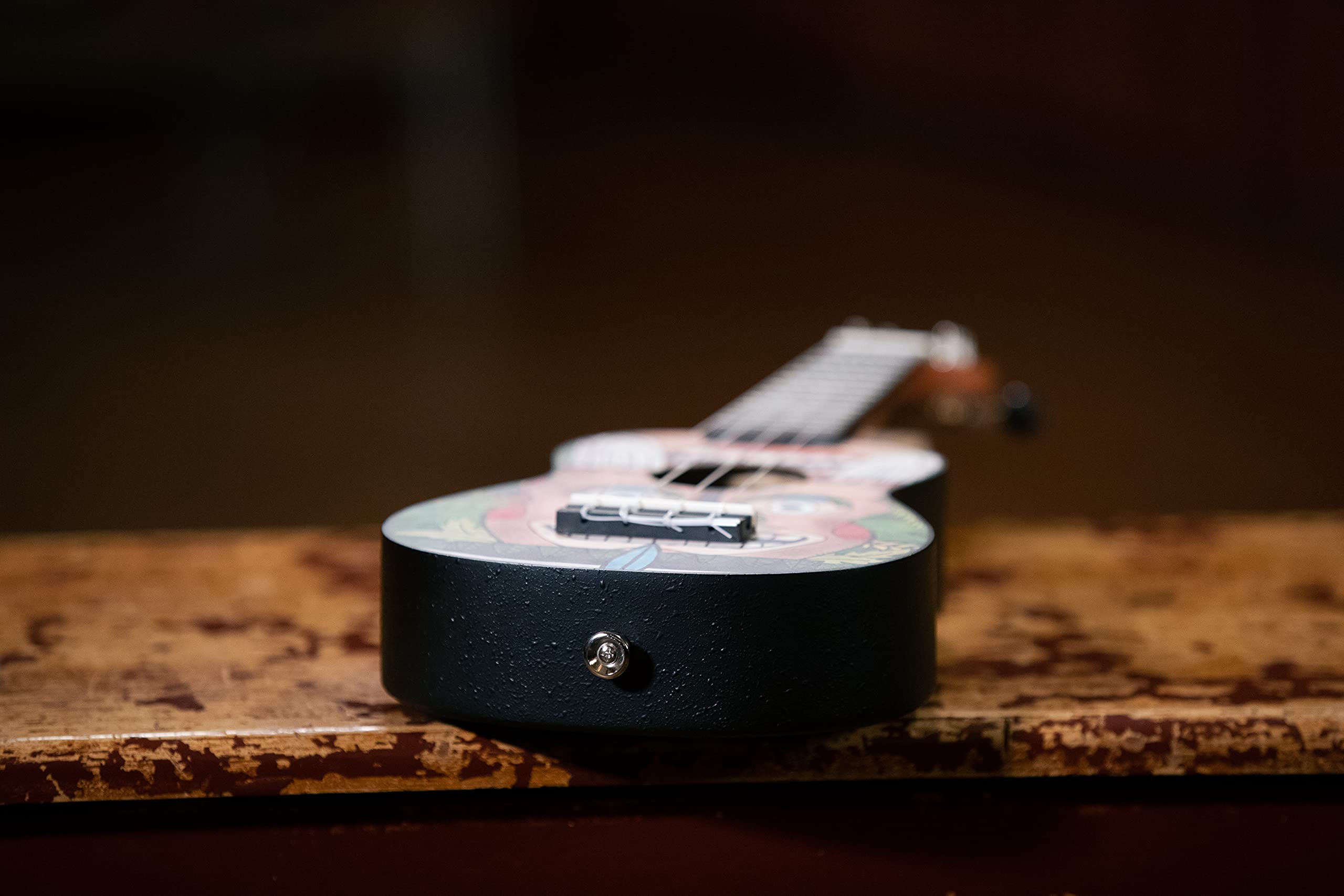 Ortega Guitars Ukelele Soprano - Keiki K2 con diseño Totem - incluye afinador, 5 puas de grosor medio y funda estilo bolsa con cuerdas con logo Keiki - madere de Kauri, K2-TM