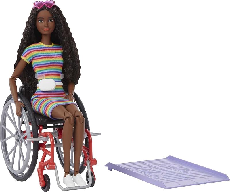 Muñeca Barbie Fashionistas #166 con silla de ruedas y cabello moreno rizado, vestido con rayas de arcoíris, zapatillas blancas, lentes de sol y riñonera, juguete para niños de 3 a 8 años