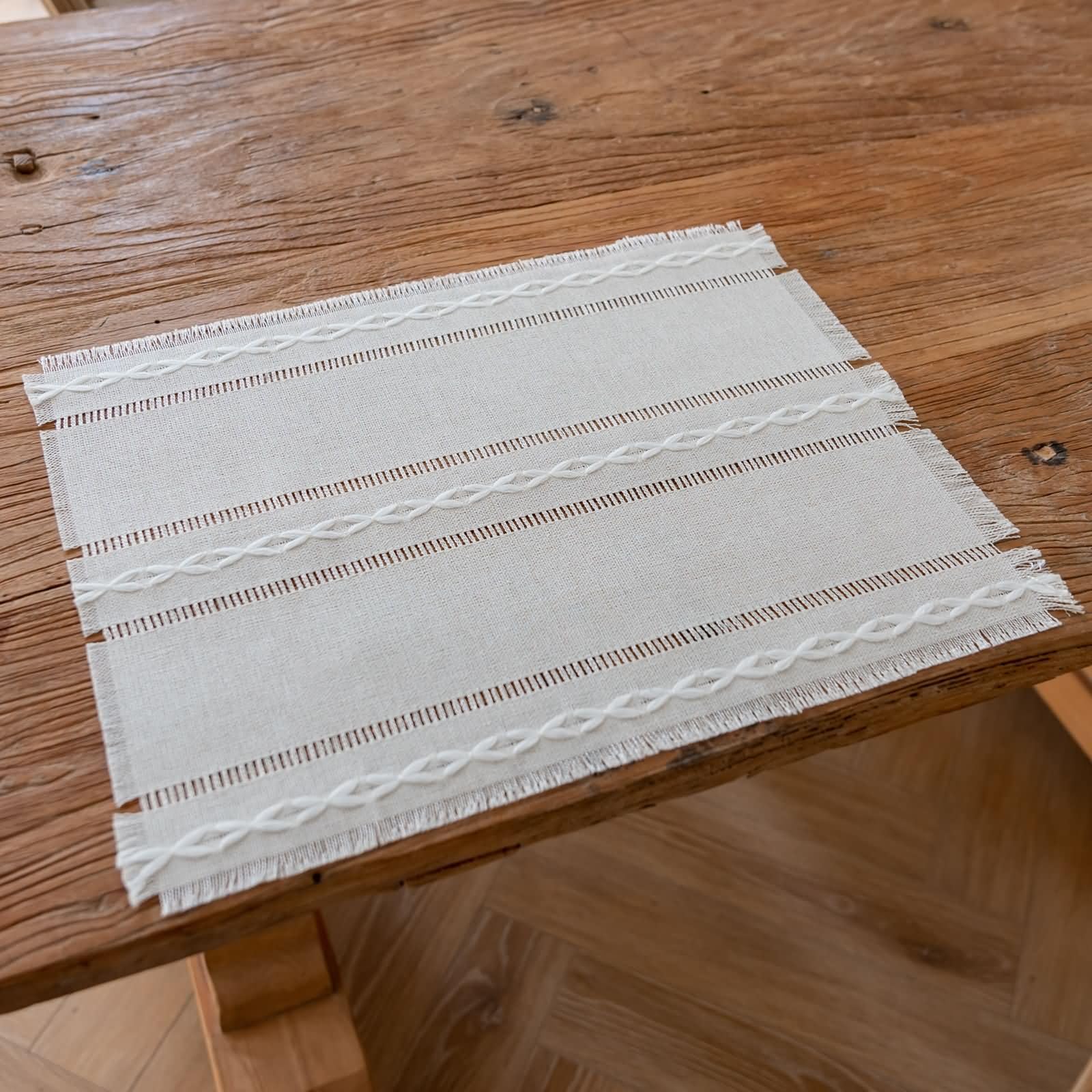 4PCS Sets de Table Restaurant Lavable, 33 x 45 CM Sets Table Antidérapant Coton Lin Beige Blanc, Rectangle avec Glands