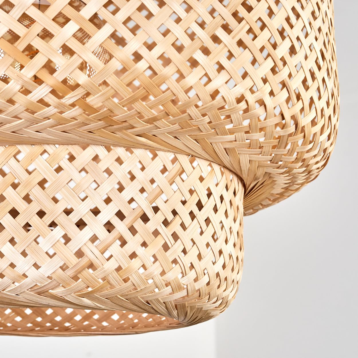 Lámpara de techo Vireda HOFSTEIN, moderna de metal/bambú en blanco/natural, diseño boho, pantalla con efecto de rejilla (Ø 45 cm), altura ajustable máx. 146 cm, E27, salón, comedor, cocina, pasillo