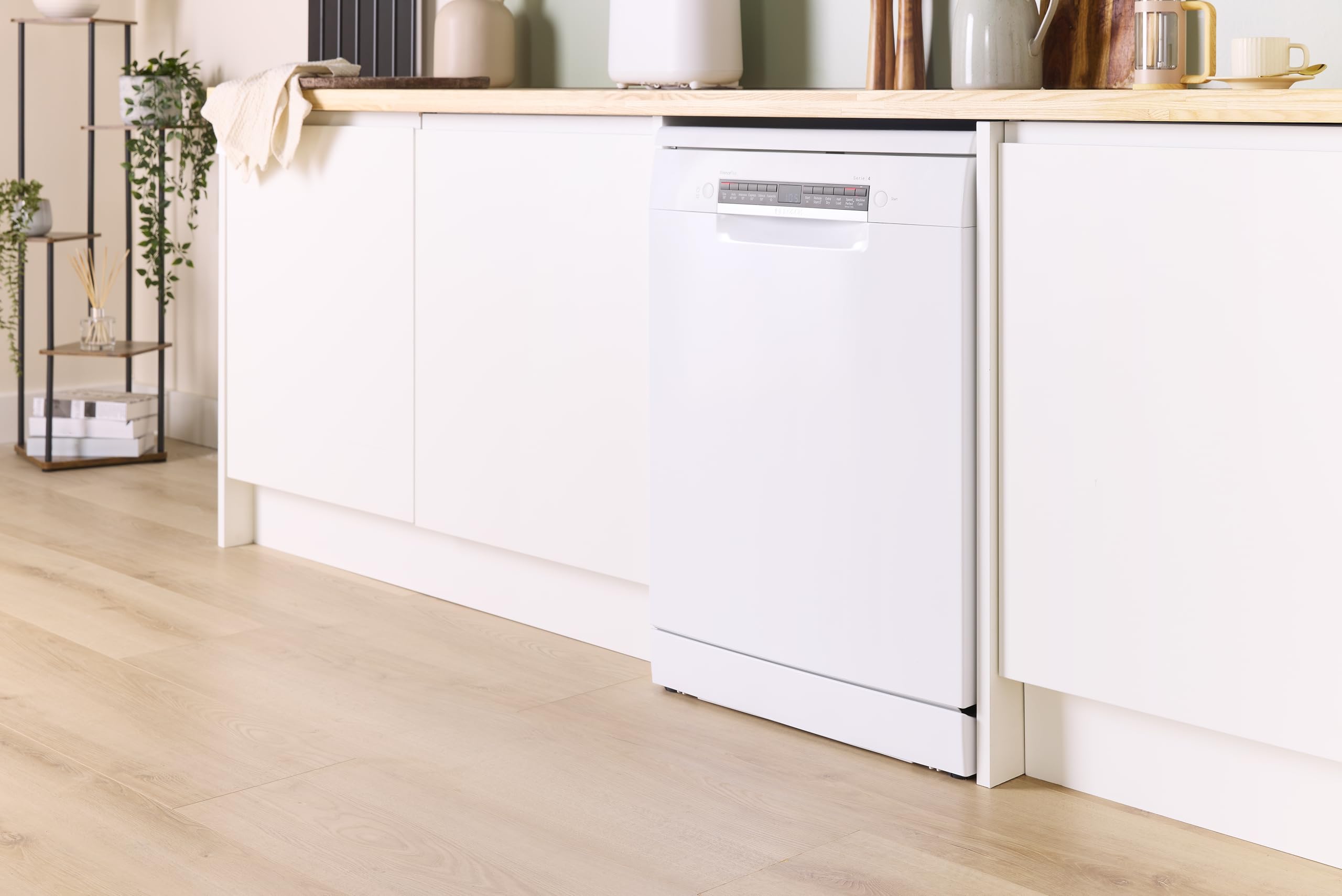 Bosch SMS4EMW06G Series 4, Freestanding Dishwasher 60cm, Home Connect, ExtraDry, Remarkably quiet, Glass Care, Rackmatic Adjustable Basket, Smart Start, ExtraShine Option, AquaStop, White — view 2