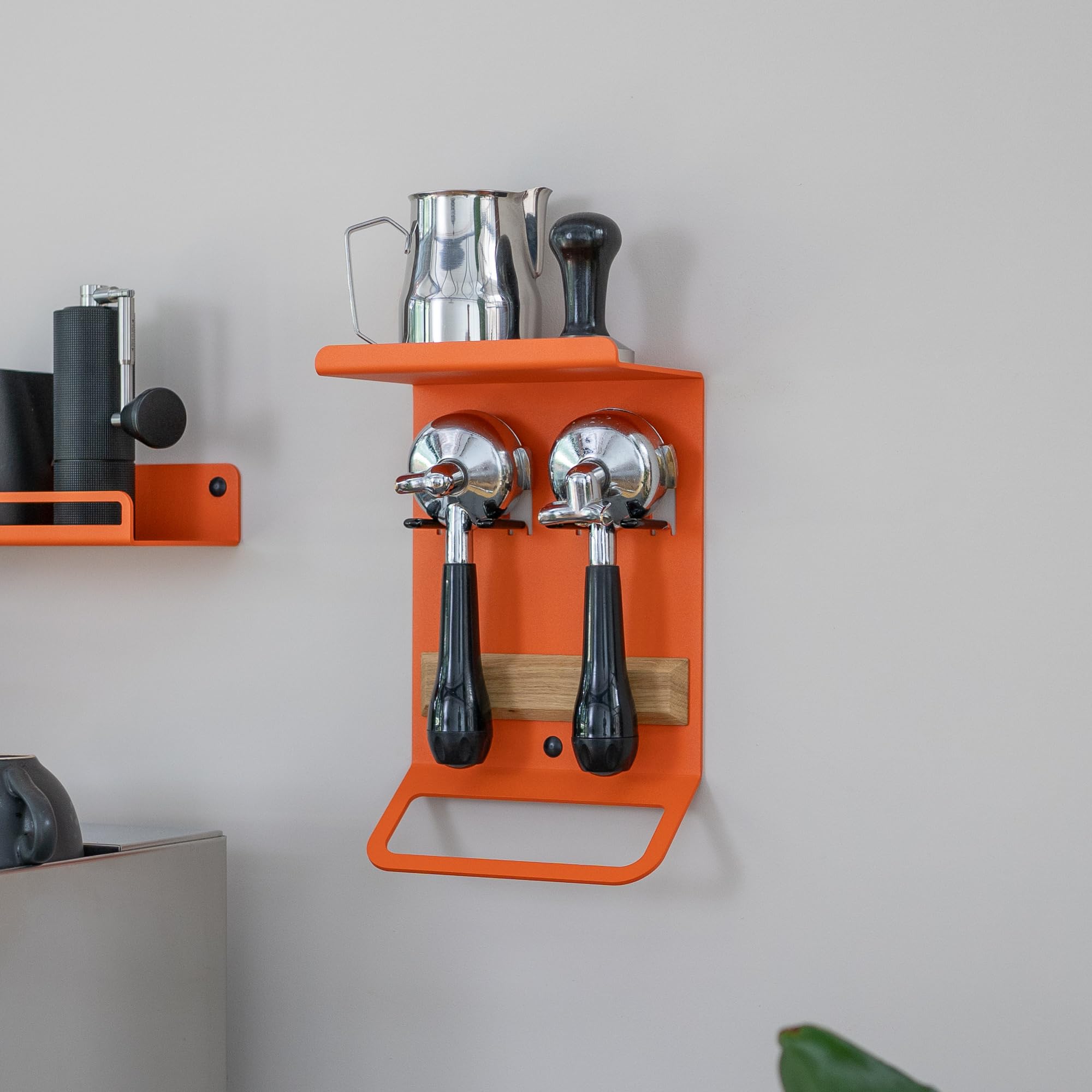 FLATE® Barista Rack Mini: Kompaktes Wandregal für Barista Zubehör mit Siebträgerhalter (Orange)