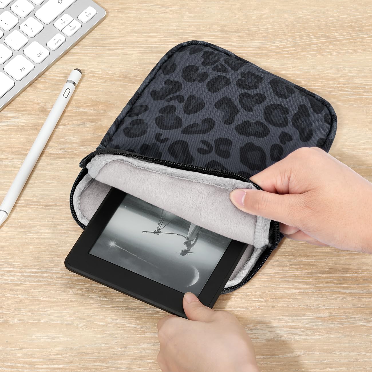 Dadanism 6-7 Pouces Housse Protectrice Pochette Nylon pour 7" Kindle Paperwhite et Kindle Colorsoft Signature Edition, 6" K-indle 11e Gén, Sac de Transport pour K-indle Oasis E-Reader, Noir Léopard